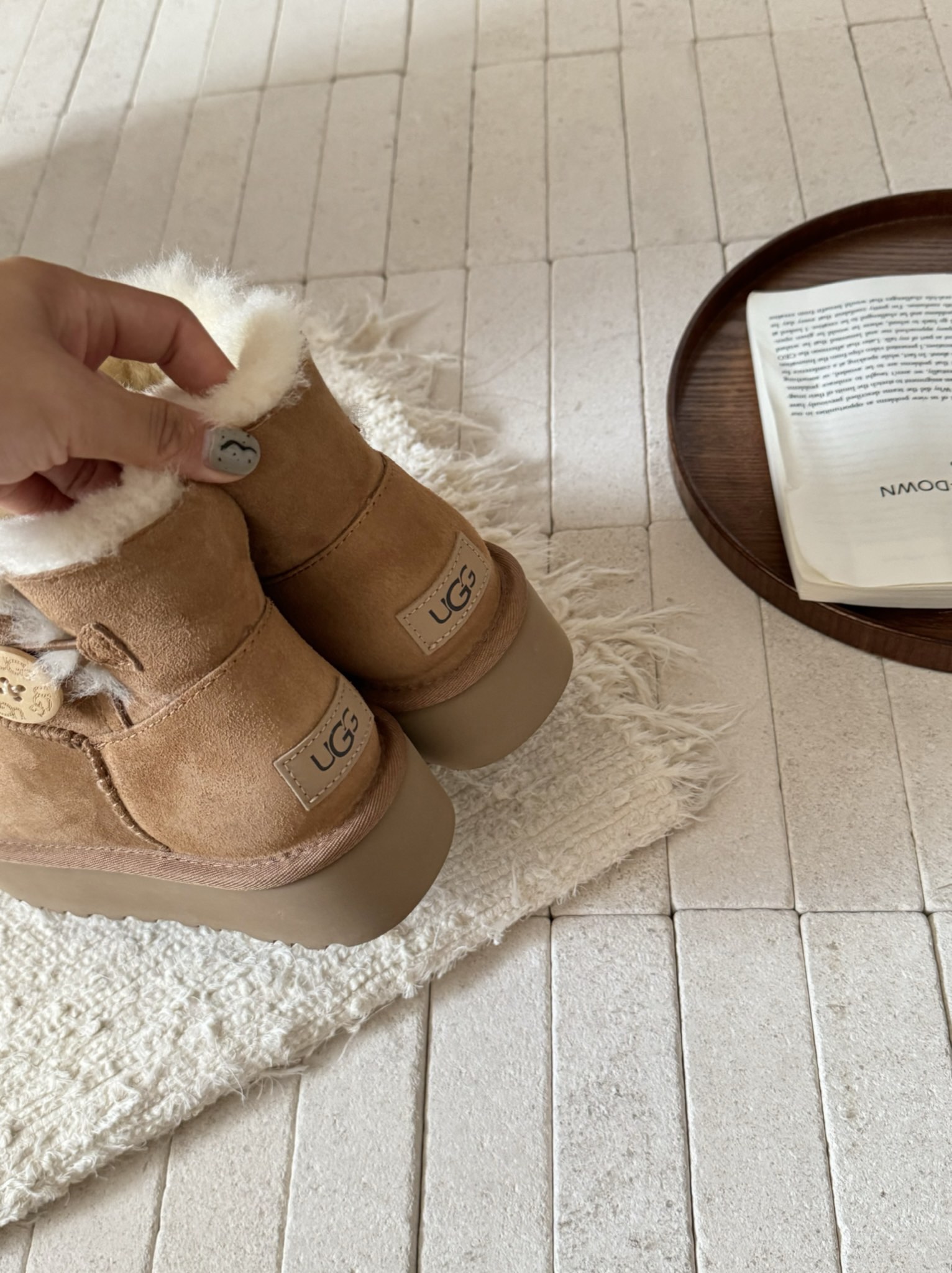 ugg厚底3352木扣～
采用高品质A级隆丰皮毛一体 
经典百搭
四色
 Size：35-40