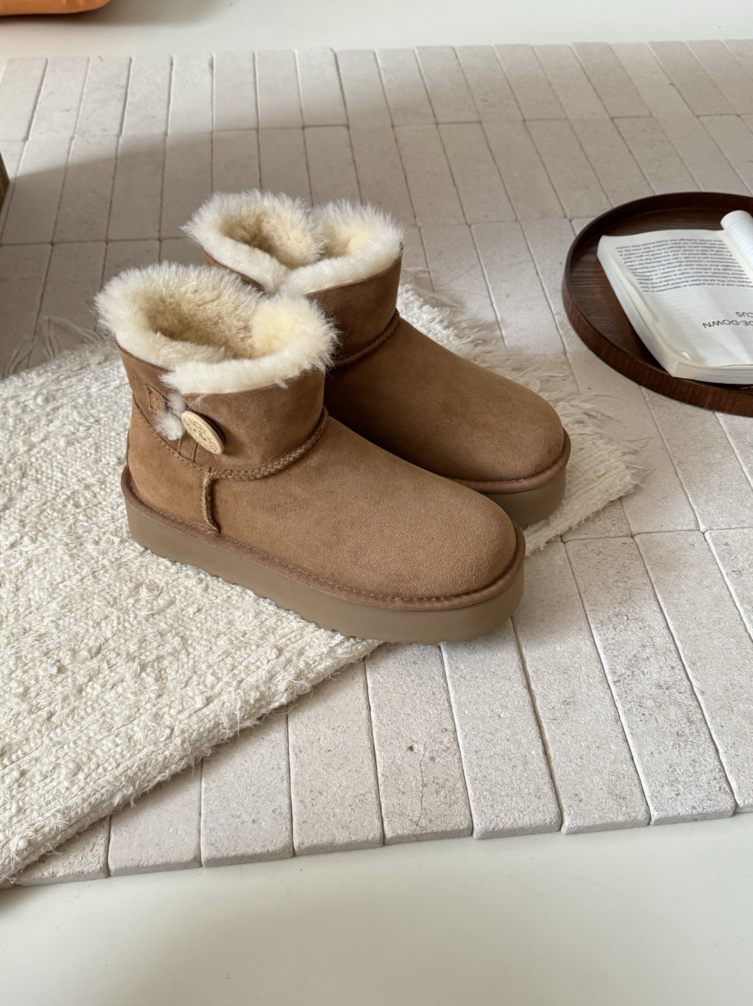 ugg厚底3352木扣～
采用高品质A级隆丰皮毛一体 
经典百搭
四色
 Size：35-40