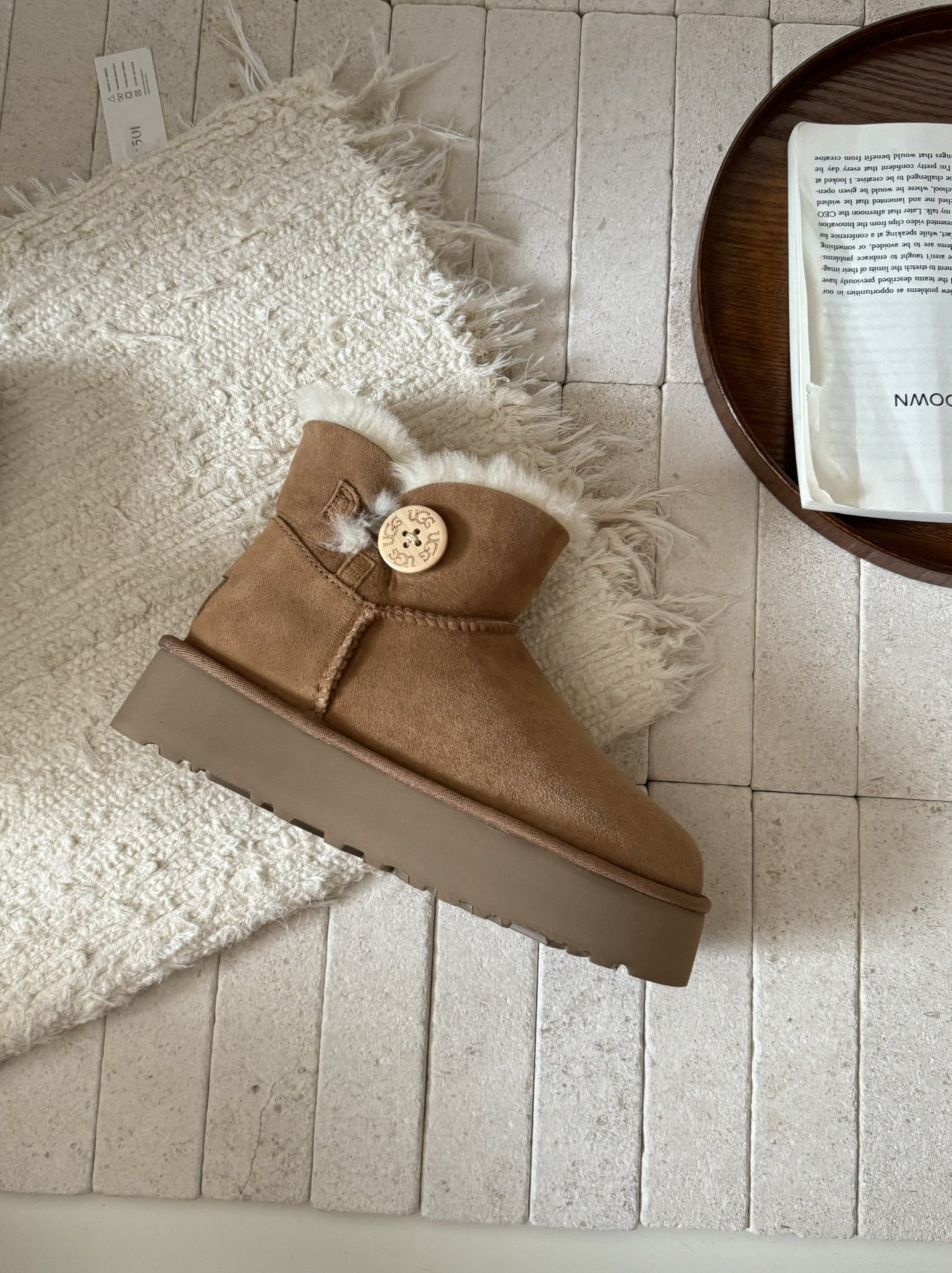 ugg厚底3352木扣～
采用高品质A级隆丰皮毛一体 
经典百搭
四色
 Size：35-40