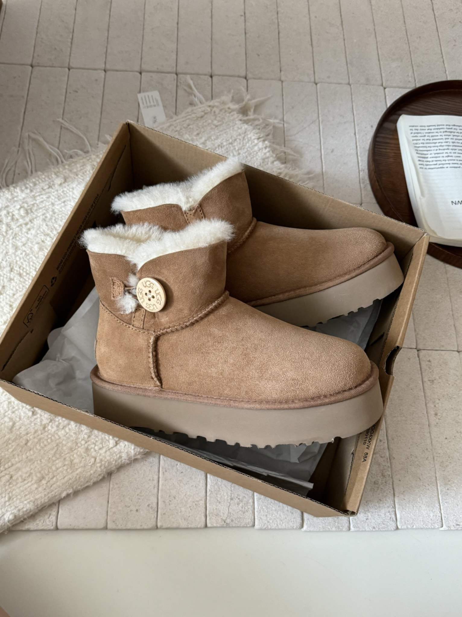 ugg厚底3352木扣～
采用高品质A级隆丰皮毛一体 
经典百搭
四色
 Size：35-40
