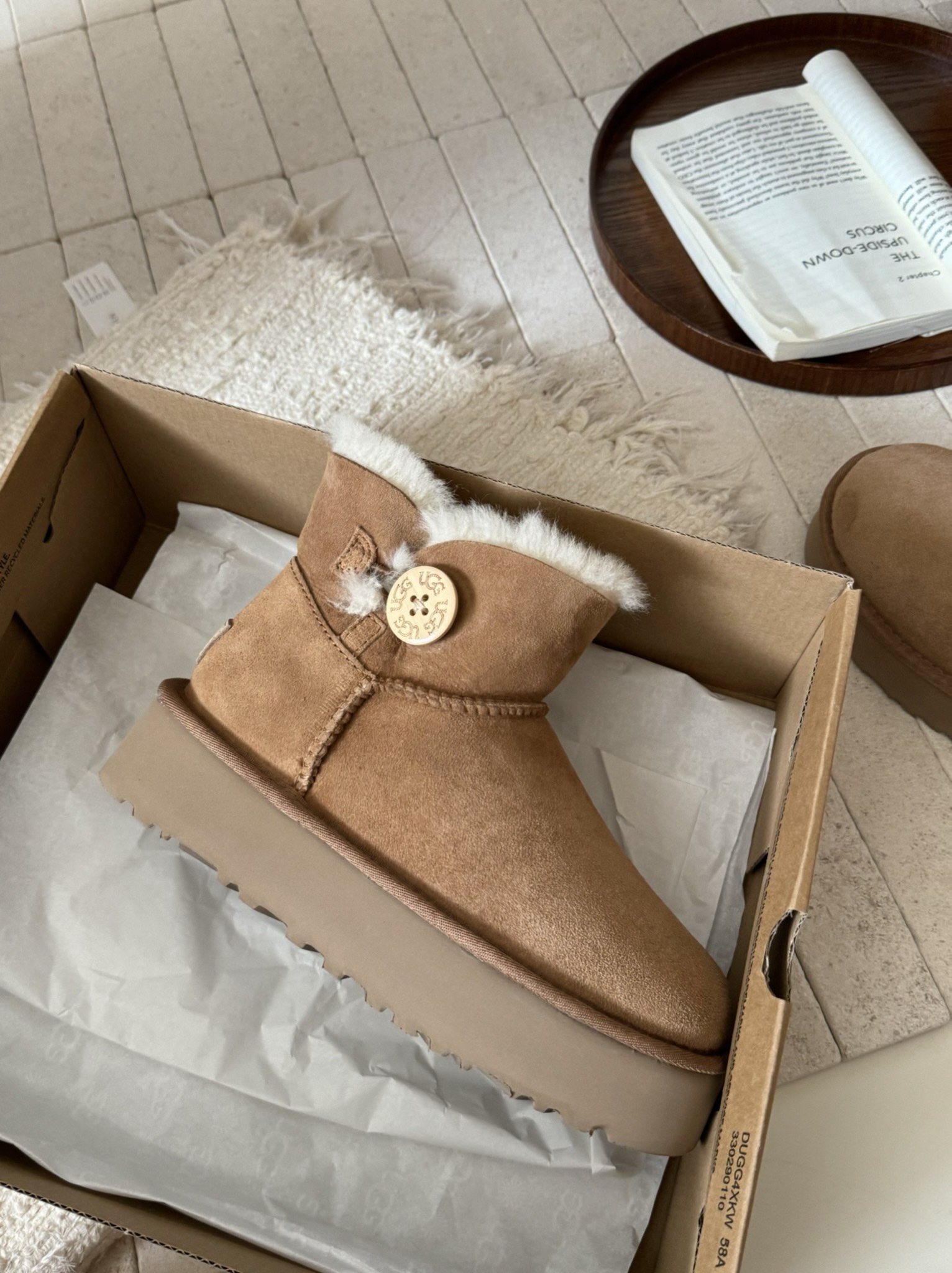 ugg厚底3352木扣～
采用高品质A级隆丰皮毛一体 
经典百搭
四色
 Size：35-40