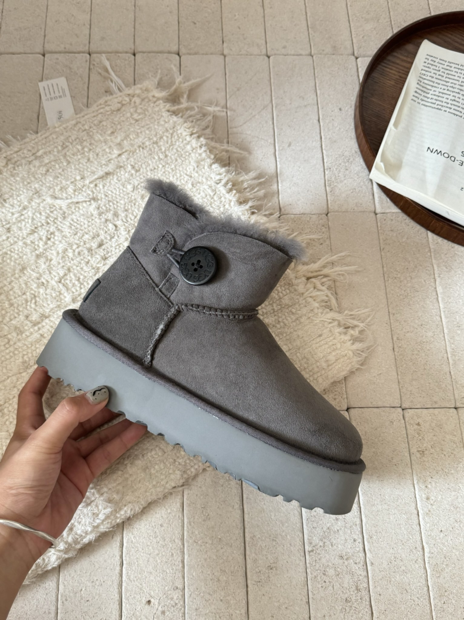 ugg厚底3352木扣～
采用高品质A级隆丰皮毛一体 
经典百搭
四色
 Size：35-40