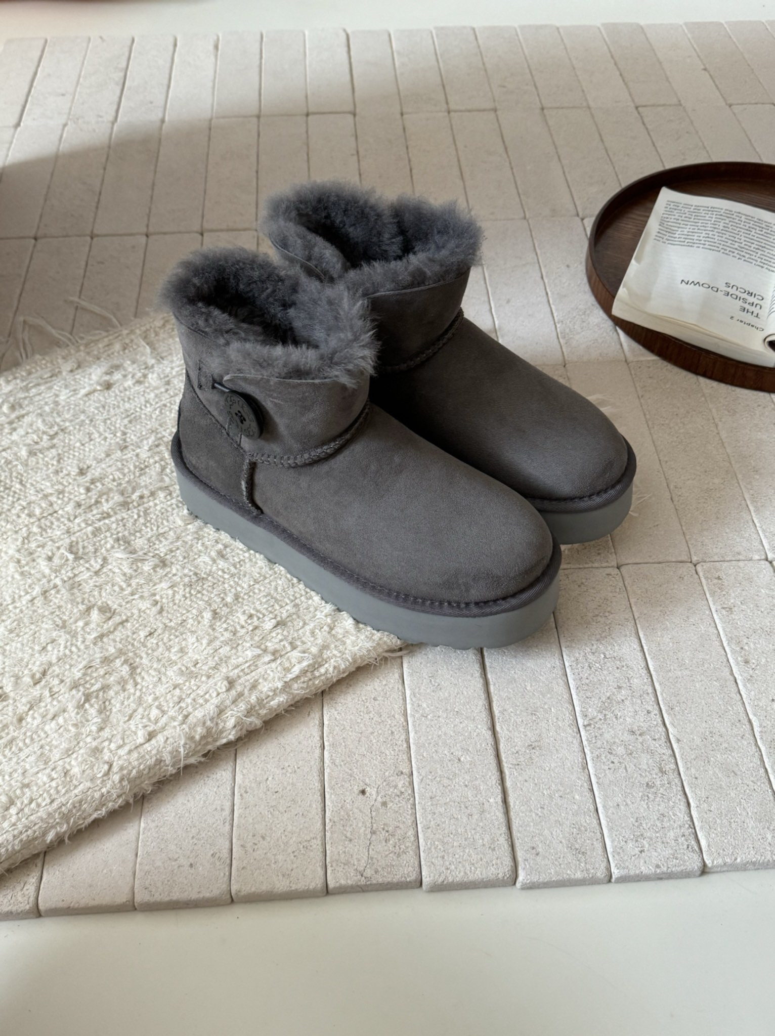 ugg厚底3352木扣～
采用高品质A级隆丰皮毛一体 
经典百搭
四色
 Size：35-40