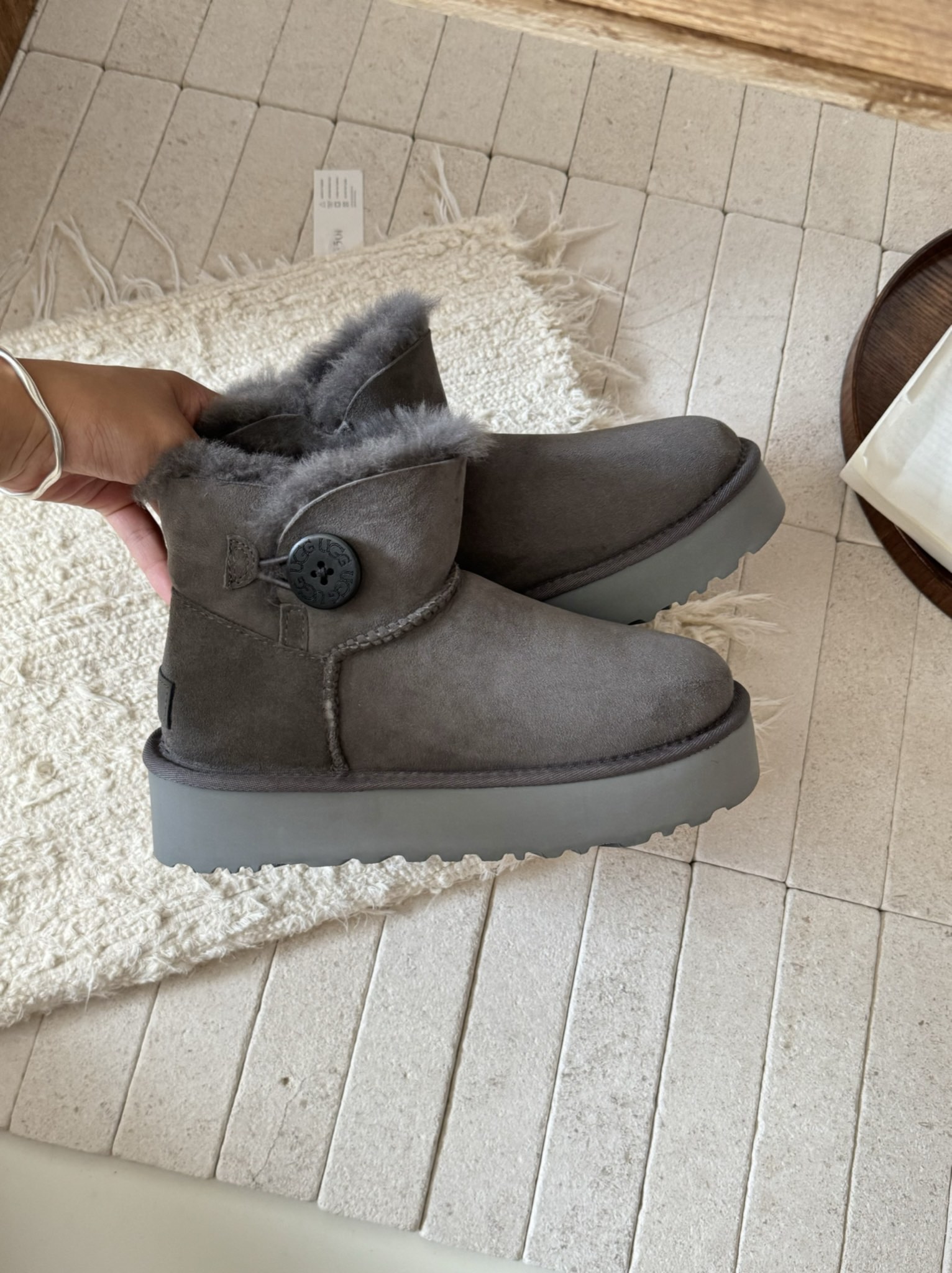 ugg厚底3352木扣～
采用高品质A级隆丰皮毛一体 
经典百搭
四色
 Size：35-40