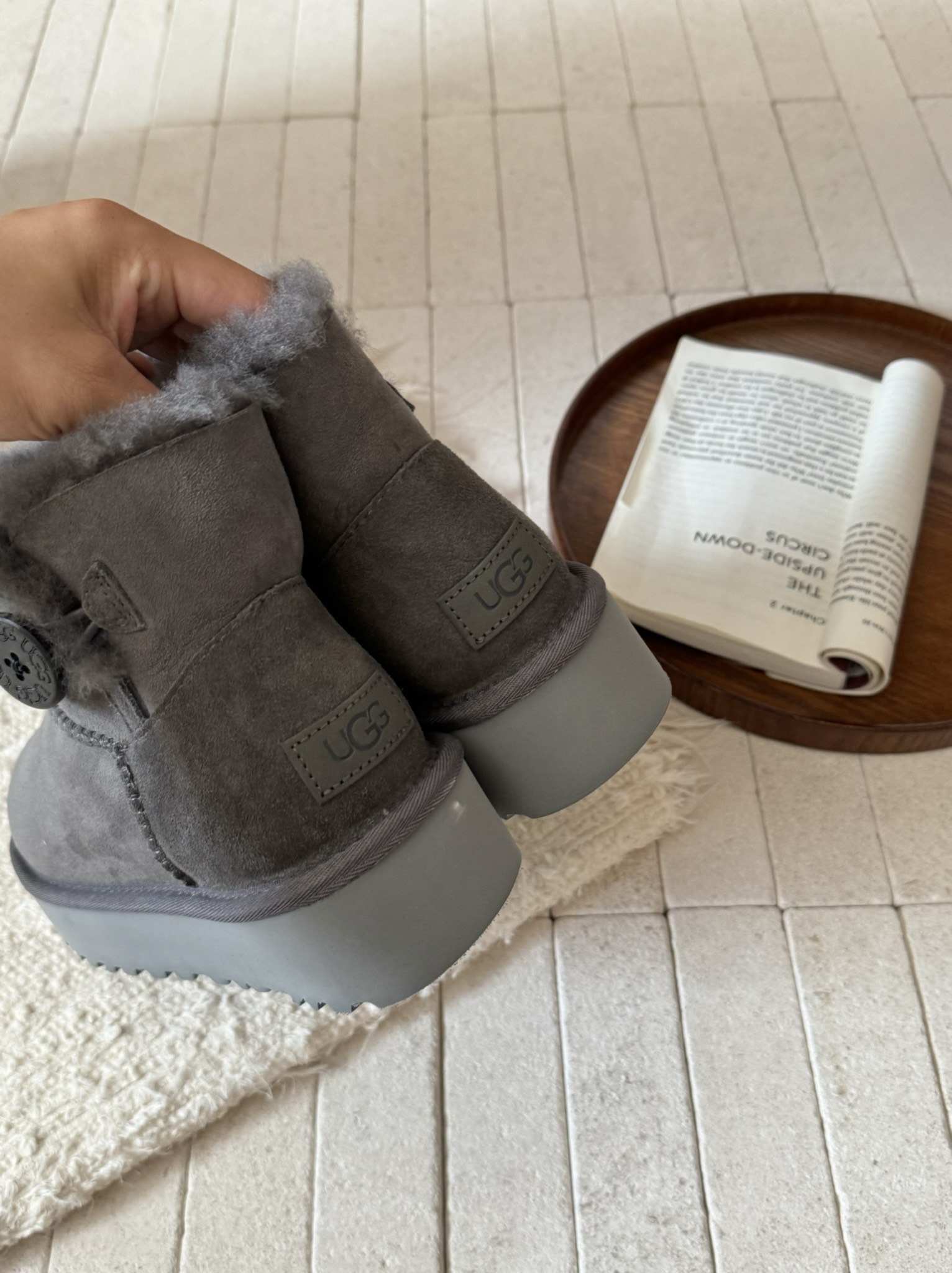 ugg厚底3352木扣～
采用高品质A级隆丰皮毛一体 
经典百搭
四色
 Size：35-40