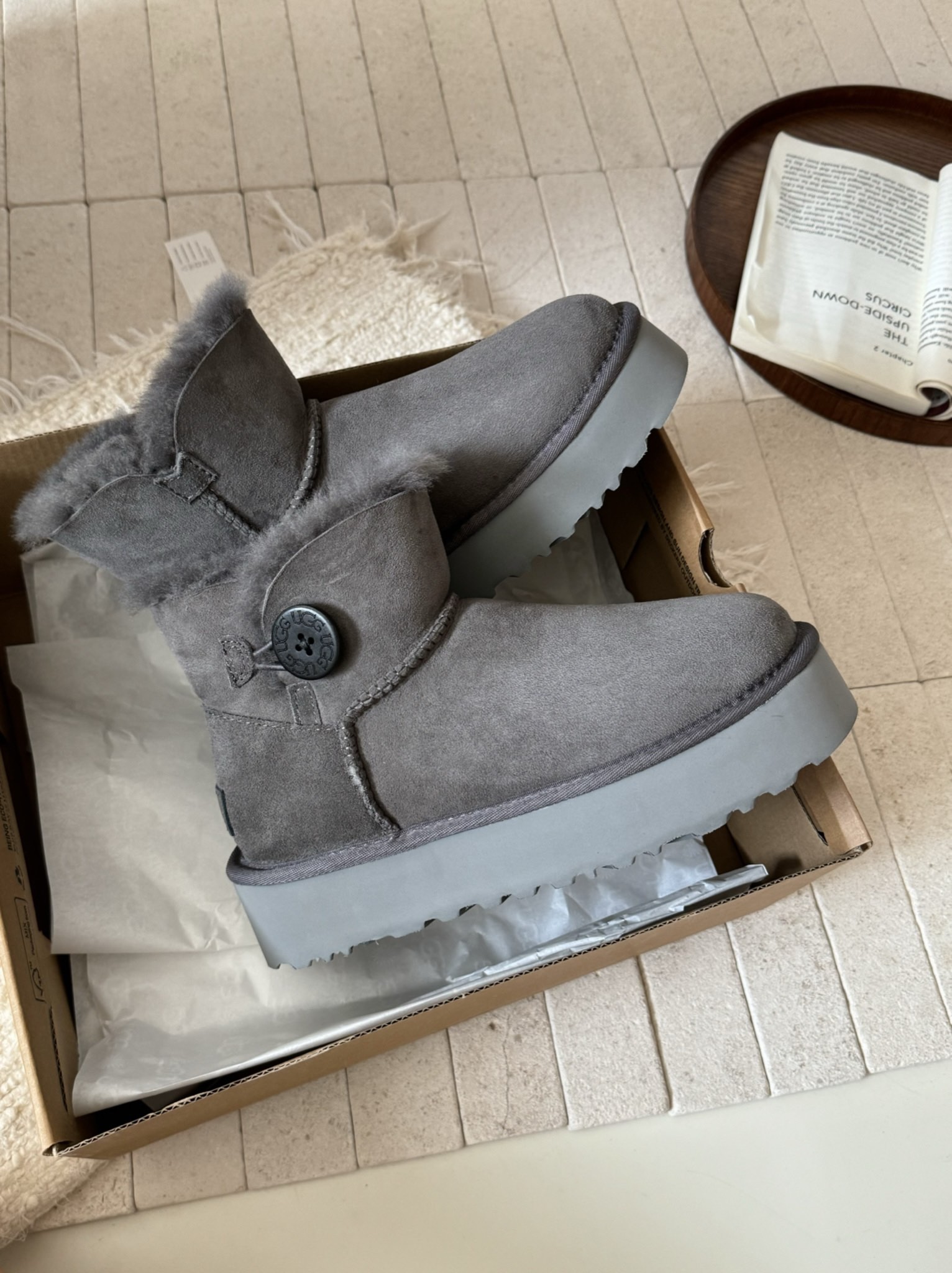 ugg厚底3352木扣～
采用高品质A级隆丰皮毛一体 
经典百搭
四色
 Size：35-40