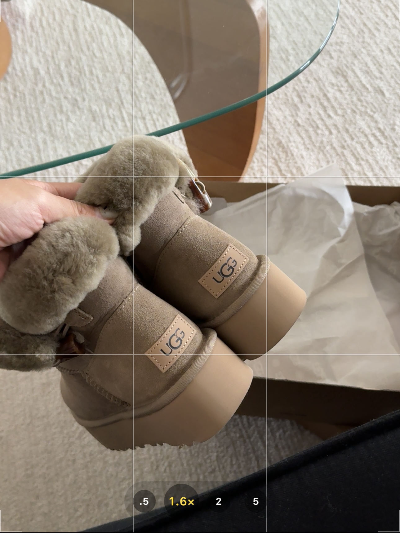 🔜厚底/休闲牛角扣皮毛一体短靴～
 〰️采用高品质A级隆丰皮毛一体 
 〰️鞋口外翻毛口设计牛角扣搭配
