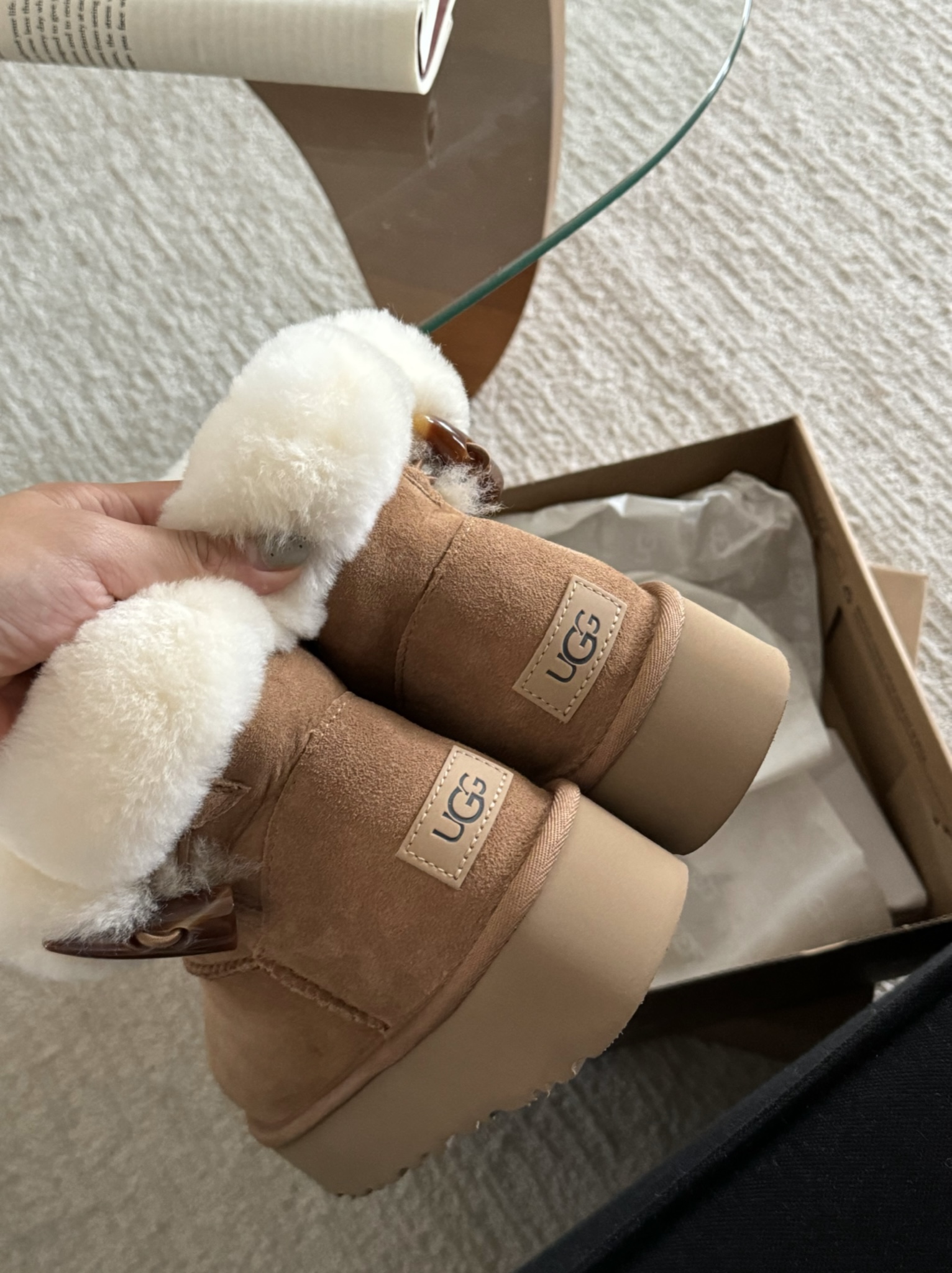 🔜厚底/休闲牛角扣皮毛一体短靴～
 〰️采用高品质A级隆丰皮毛一体 
 〰️鞋口外翻毛口设计牛角扣搭配

