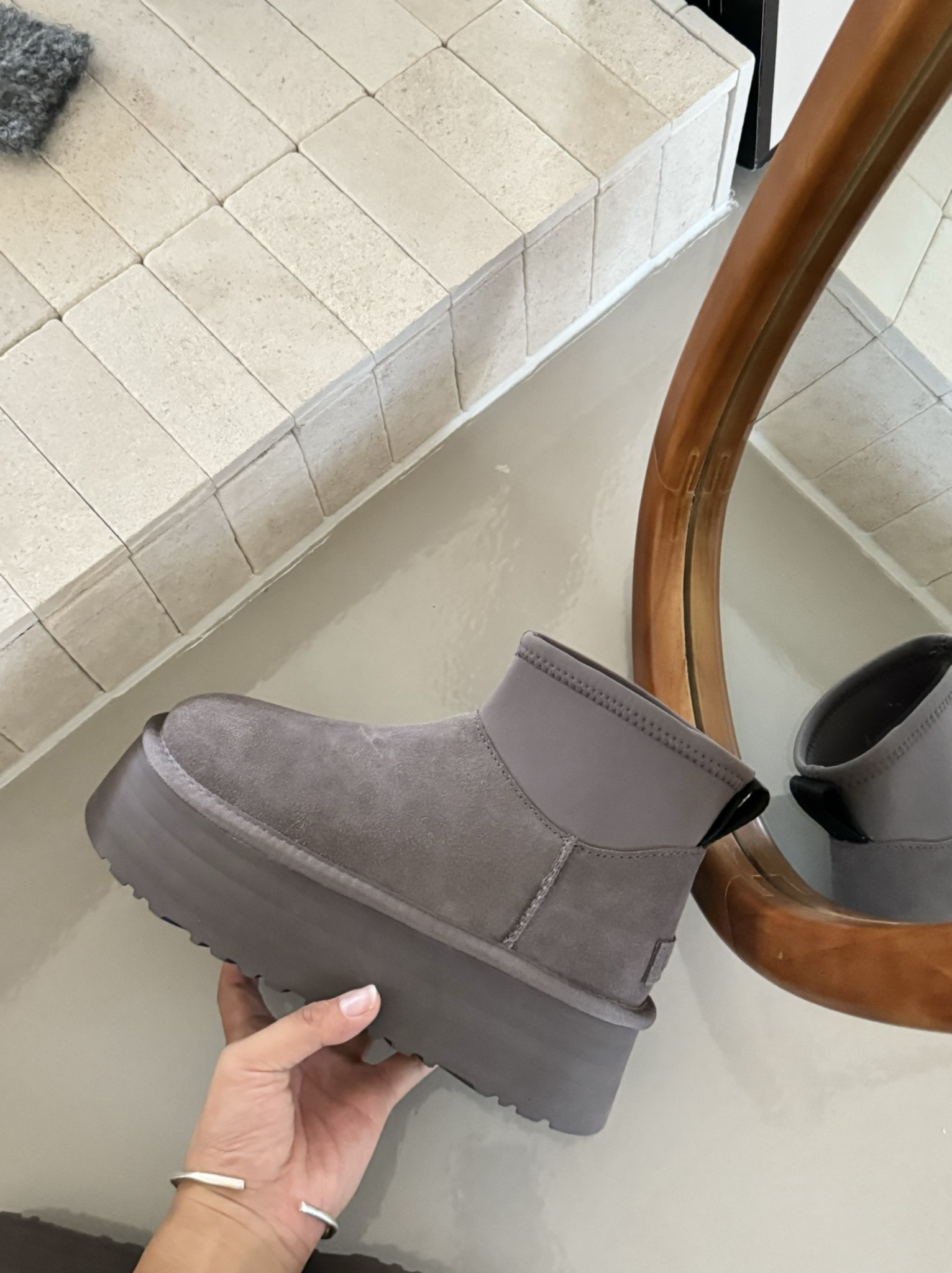 UGG 低帮新款迪普靴                        
厚底铅笔弹力靴〰️
带有侧拉链好