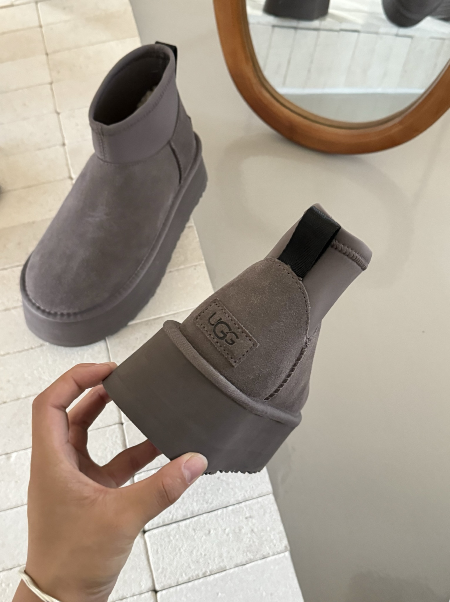 UGG 低帮新款迪普靴                        
厚底铅笔弹力靴〰️
带有侧拉链好