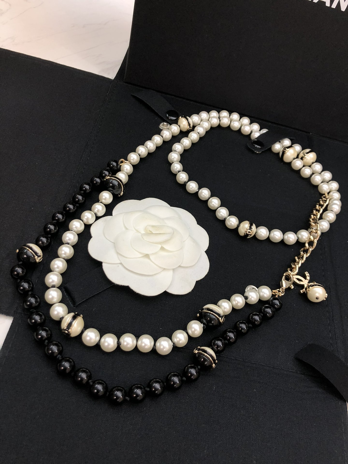 Chanel小香️️️香奈儿这一季真心太美了特别是这个黑白圆球珍珠系列腰链也是真心美翻了的节奏高版本现货
