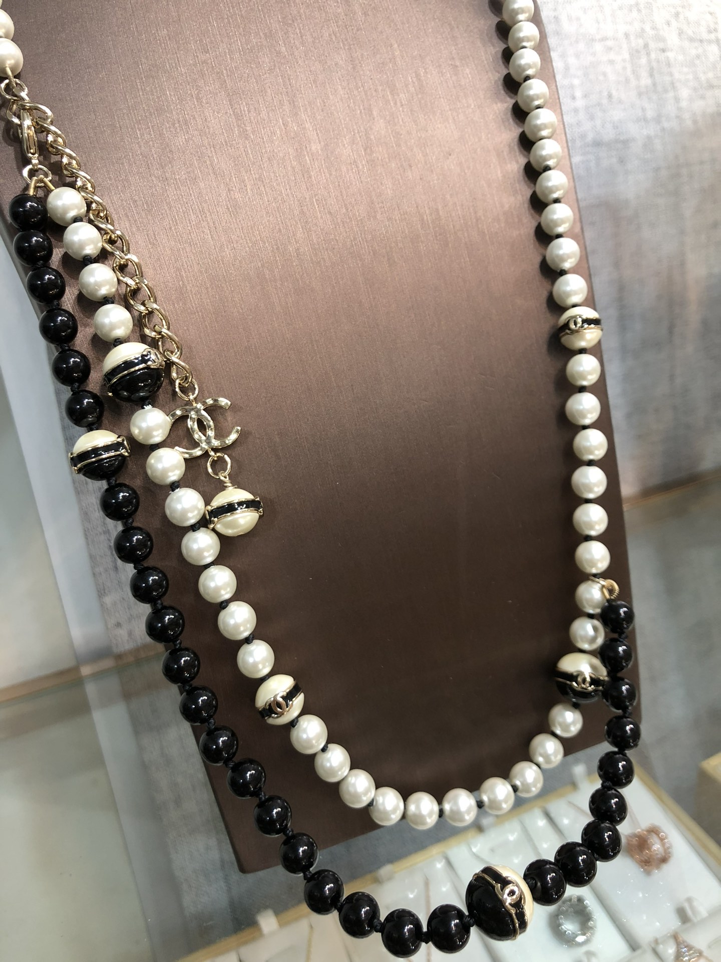 Chanel小香️️️香奈儿这一季真心太美了特别是这个黑白圆球珍珠系列腰链也是真心美翻了的节奏高版本现货