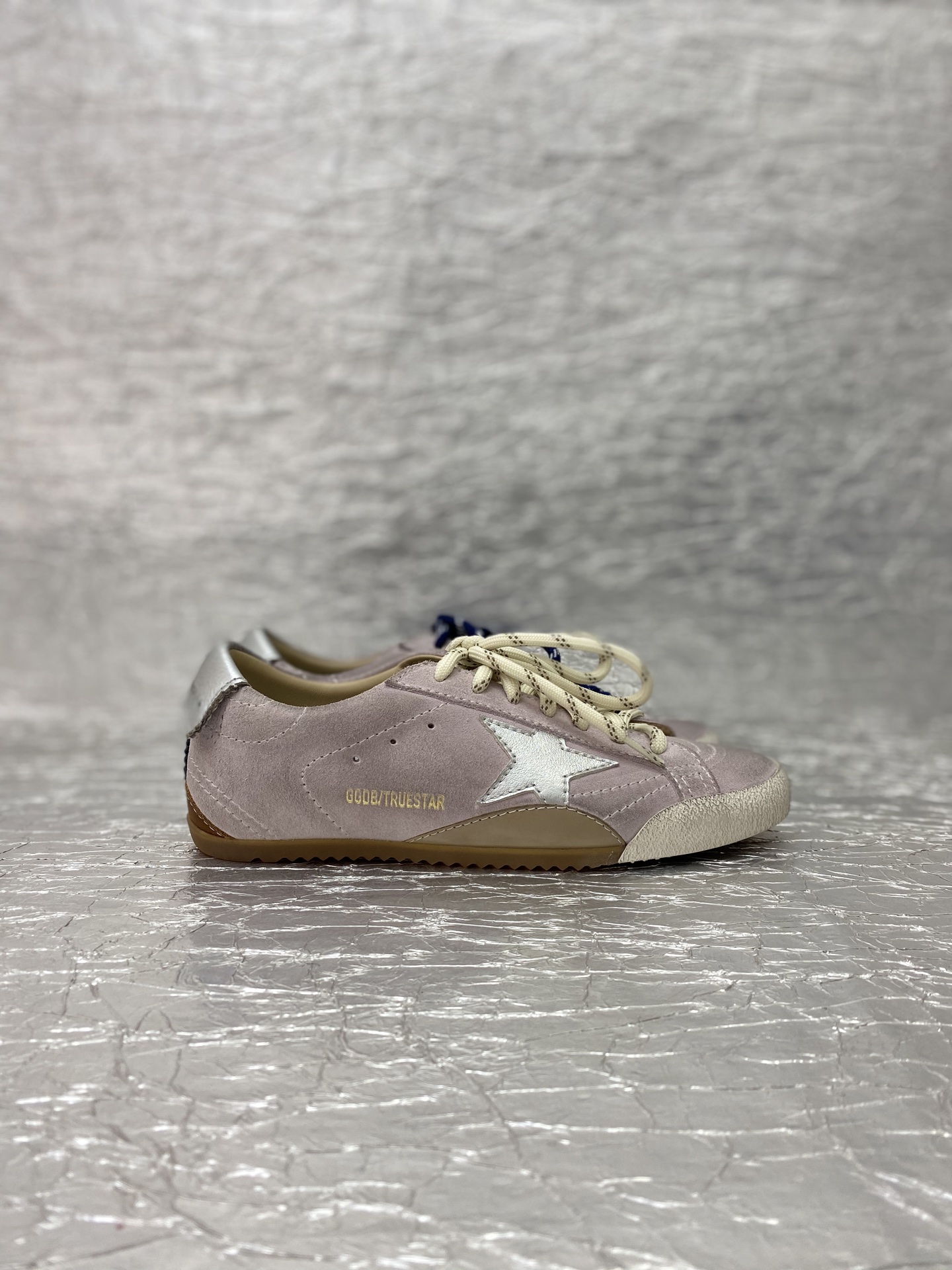 NO:412962,Golden Goose / Top version TRUE-STAR small dirty shoes. The latest original version of the purchase counter is disassembled, 1:1 reproduction. The old craftsman is purely handmade, unique and worn out style. Even the soles are unruly dirty. Celebrity bloggers have the favorites for personal wear. The fabric is made of original custom cowhide. The inner Italian cowhide + custom original towel. The self-opening mold is 2.5 cm latex insole + brand breathable hole + steel stamp logo. Size: women's style: 34-41 men's style 39-45 women's style (men's style), casual shoes/sports shoes, sneakers, cowhide19860909Golden Goose /顶级版TRUE-STAR小脏鞋 购买专柜最新原版拆解,1:1复刻打造 老工匠纯手工制作,独特磨破做旧风格,就连鞋底也是不羁的脏,明星红人博主私搭最爱  面料采用原厂定制牛皮 内里意大利牛皮里+定制原版毛巾 自主开模2.5厘米乳胶鞋垫+品牌透气孔+钢印logo 尺码:女款:34-41 男款39-45 女款（男款）,休闲鞋/运动鞋,sneakers,cowhide,Women's Shoes