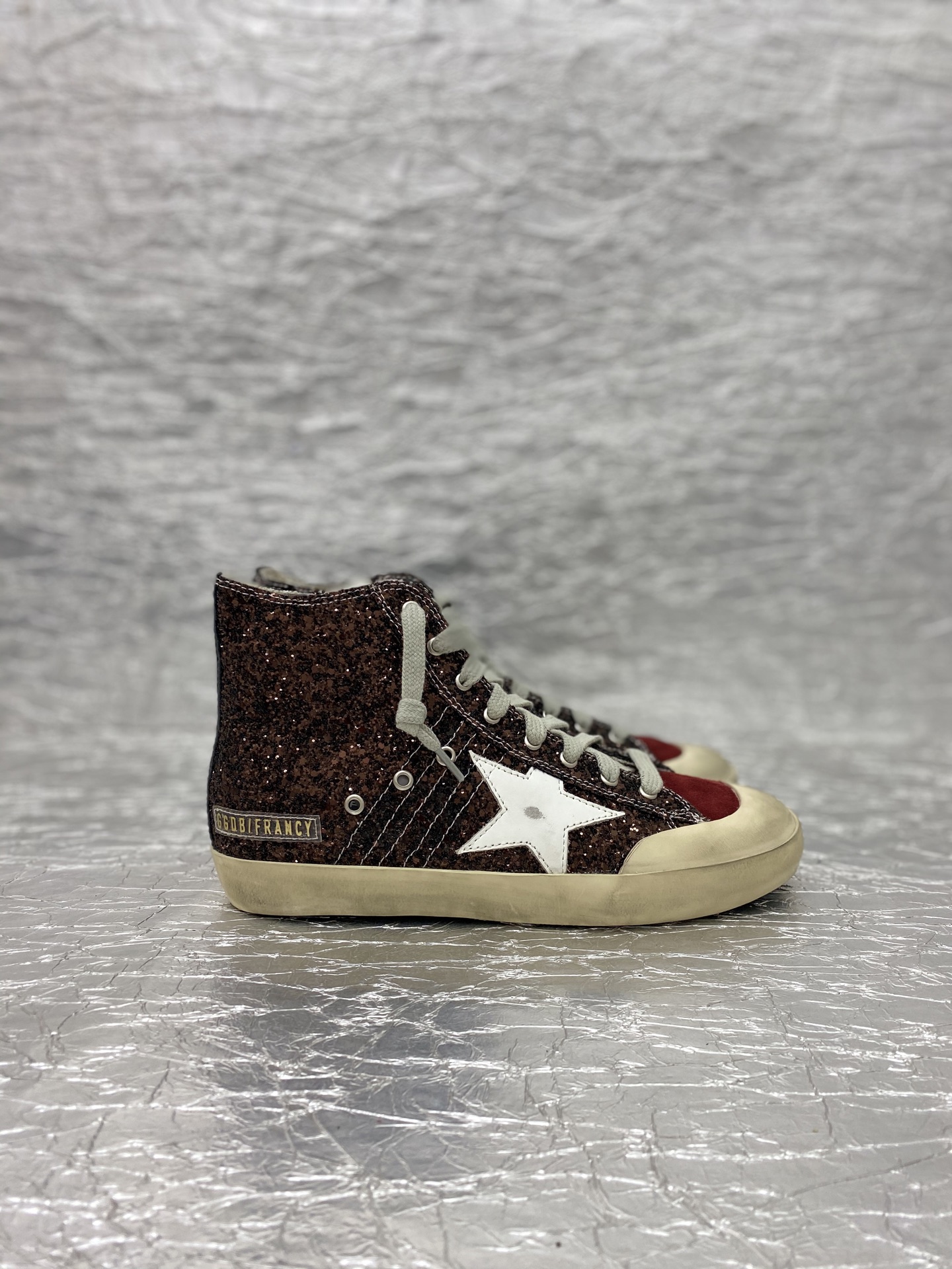 NO:649386,Golden Goose / top version of FRANCY small dirty shoes. Buy the latest original disassembly at the counter and create a 1:1 replica. They are handmade by old craftsmen, with a unique worn-out style. Even the soles are uninhibitedly dirty. They are the favorite of celebrities and celebrity bloggers. The fabric is made of original custom cowhide. The lining is Italian cowhide + customized original towels. Self-molded 3.5cm latex insole + brand ventilation holes + steel stamped logo. Size: Women's: 35-41  Men's 39-45 Women's (men's), casual shoes/sports shoes, sneakers, cowhide19860909Golden Goose /顶级版FRANCY小脏鞋 购买专柜最新原版拆解,1:1复刻打造 老工匠纯手工制作,独特磨破做旧风格,就连鞋底也是不羁的脏,明星红人博主私搭最爱  面料采用原厂定制牛皮 内里意大利牛皮里+定制原版毛巾 自主开模3.5厘米乳胶鞋垫+品牌透气孔+钢印logo 尺码:女款:35-41 男款39-45 女款（男款）,休闲鞋/运动鞋,sneakers,cowhide,Women's Shoes