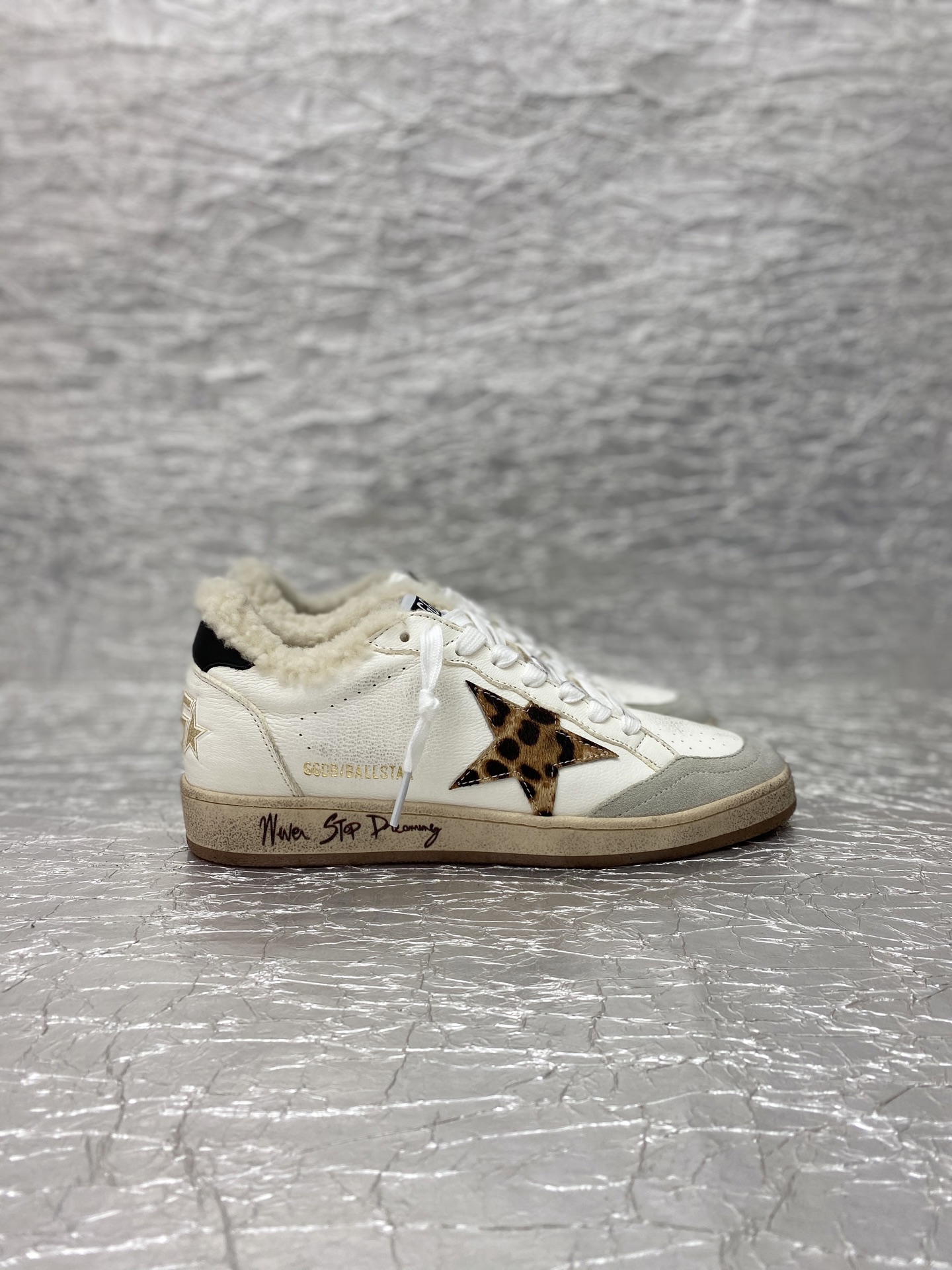 NO:760423,Golden Goose/Top version of BALLSTAR small dirty shoes. Buy the latest original disassembly at the counter, 1:1 replica. Handmade by old craftsmen, unique worn-out style, even the soles are uninhibitedly dirty, celebrities and celebrity bloggers love it for private wear. The fabric is made of original customized cowhide, and the lining is full of real lamb wool. Self-molded 2.5 cm latex insoles + brand ventilation holes + steel stamped logo. Size: Women's: 35-41 Men's 39-45  Women's (men's), casual shoes/sports shoes, sneakers, cowhide19860909Golden Goose /顶级版BALLSTAR小脏鞋 购买专柜最新原版拆解,1:1复刻打造 老工匠纯手工制作,独特磨破做旧风格,就连鞋底也是不羁的脏,明星红人博主私搭最爱  面料采用原厂定制牛皮 内里全真羊羔毛 自主开模2.5厘米乳胶鞋垫+品牌透气孔+钢印logo 尺码:女款:35-41 男款39-45 女款（男款）,休闲鞋/运动鞋,sneakers,cowhide,Women's Shoes