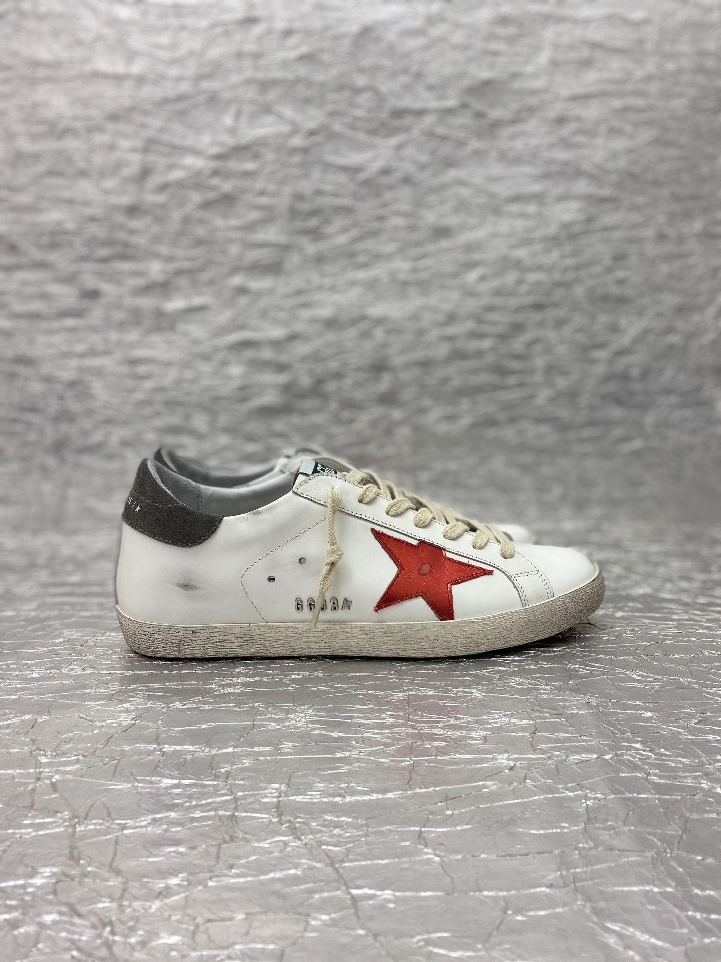 NO:760473,Golden Goose/Top version of small dirty shoes. Buy the latest original disassembly at the counter and create a 1:1 replica. They are handmade by old craftsmen and have a unique worn-out style. Even the soles are uninhibitedly dirty. They are the favorite of celebrity bloggers. The fabric is made of original custom-made cowhide. The lining is Italian cowhide + customized original towels. Self-molded 3.5cm latex insole + brand ventilation holes + steel stamped logo. Size: Women's: 35-41 Men's 39-45  Women's (men's), casual shoes/sports shoes, sneakers, cowhide19860909Golden Goose /顶级版小脏鞋 购买专柜最新原版拆解,1:1复刻打造 老工匠纯手工制作,独特磨破做旧风格,就连鞋底也是不羁的脏,明星红人博主私搭最爱  面料采用原厂定制牛皮 内里意大利牛皮里+定制原版毛巾 自主开模3.5厘米乳胶鞋垫+品牌透气孔+钢印logo 尺码:女款:35-41男款39-45 女款（男款）,休闲鞋/运动鞋,sneakers,cowhide,Women's Shoes