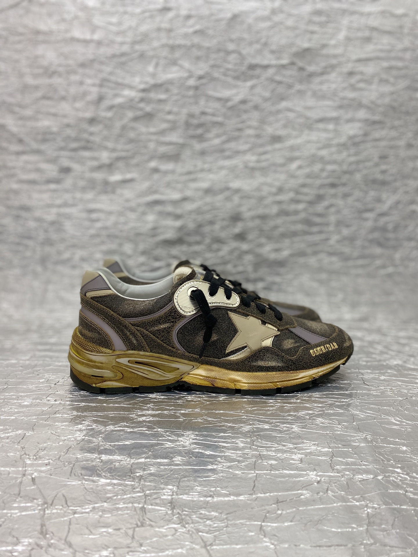 NO:760415,Golden Goose / top version of DAD-STAR small dirty shoes. Buy the latest original disassembly at the counter and create a 1:1 replica. They are handmade by old craftsmen and have a unique worn-out style. Even the soles are uninhibited and dirty. They are the favorite of celebrity bloggers. The fabric is made of original custom-made cowhide. The lining is Italian cowhide + customized original towels. Self-molded 2.0 cm latex insole + brand ventilation holes + steel stamped logo. Size: Women's: 35-41  Men's 39-45 Women's (men's), casual shoes/sports shoes, sneakers, cowhide19860909Golden Goose /顶级版DAD-STAR小脏鞋 购买专柜最新原版拆解,1:1复刻打造 老工匠纯手工制作,独特磨破做旧风格,就连鞋底也是不羁的脏,明星红人博主私搭最爱  面料采用原厂定制牛皮 内里意大利牛皮里+定制原版毛巾 自主开模2.0厘米乳胶鞋垫+品牌透气孔+钢印logo 尺码:女款:35-41 男款39-45 女款（男款）,休闲鞋/运动鞋,sneakers,cowhide,Women's Shoes