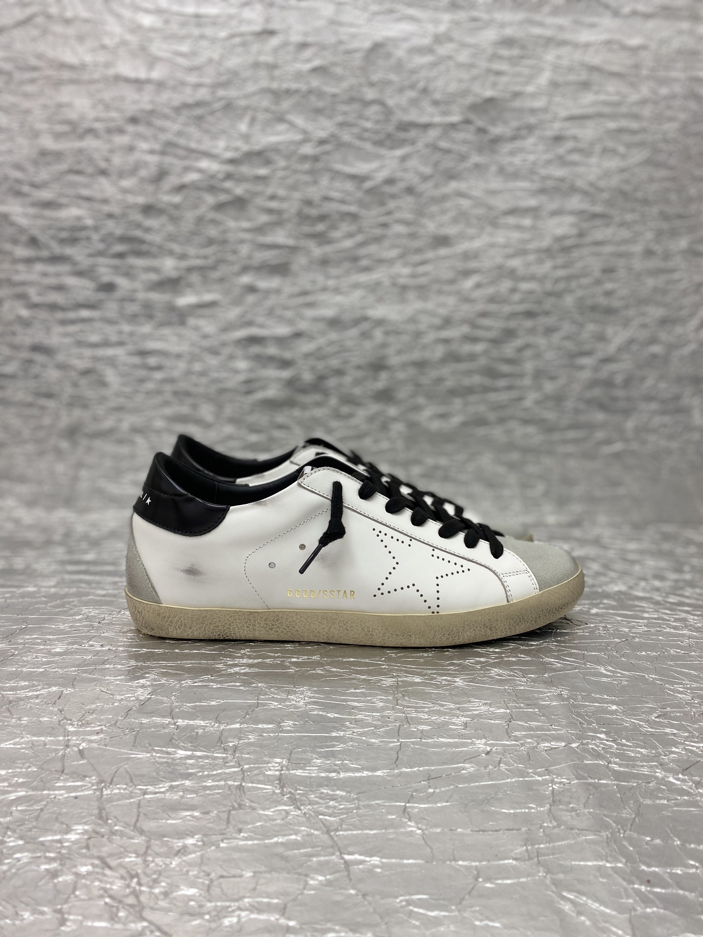 NO:760484,Golden Goose/Top version of small dirty shoes. Buy the latest original disassembly at the counter and create a 1:1 replica. They are handmade by old craftsmen and have a unique worn-out style. Even the soles are uninhibitedly dirty. They are the favorite of celebrity bloggers. The fabric is made of original custom-made cowhide. The lining is Italian cowhide + customized original towels. Self-molded 3.5cm latex insole + brand ventilation holes + steel stamped logo. Size: Women's: 35-41 Men's 39-45  Women's (men's), casual shoes/sports shoes, sneakers, cowhide19860909Golden Goose /顶级版小脏鞋 购买专柜最新原版拆解,1:1复刻打造 老工匠纯手工制作,独特磨破做旧风格,就连鞋底也是不羁的脏,明星红人博主私搭最爱  面料采用原厂定制牛皮 内里意大利牛皮里+定制原版毛巾 自主开模3.5厘米乳胶鞋垫+品牌透气孔+钢印logo 尺码:女款:35-41男款39-45 女款（男款）,休闲鞋/运动鞋,sneakers,cowhide,Women's Shoes