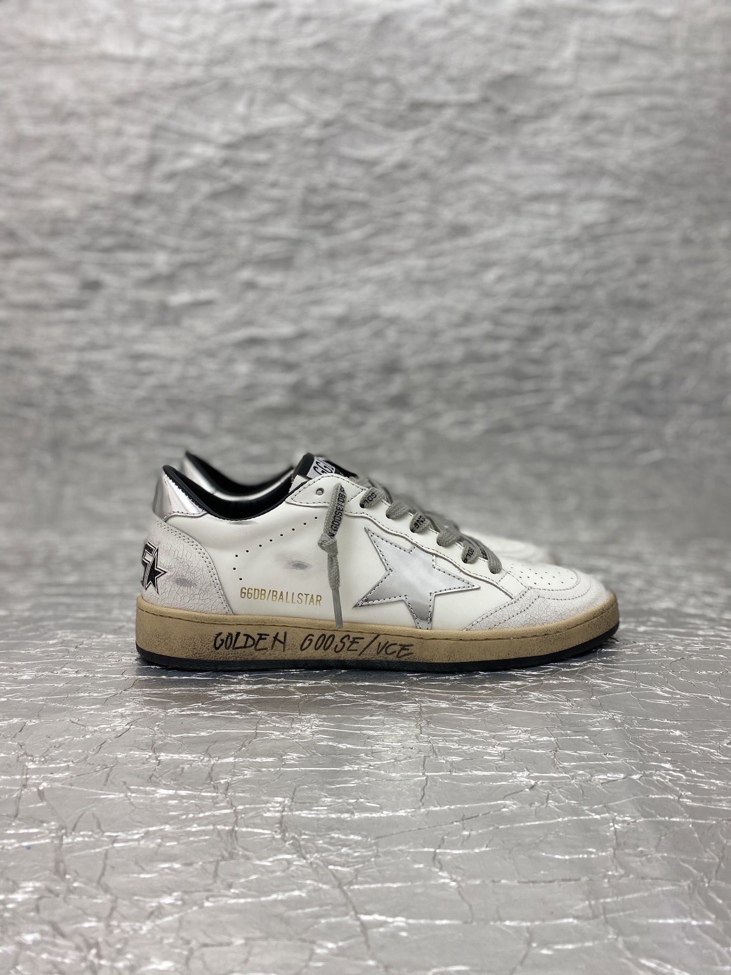 NO:760407,Golden Goose / top version of BALLSTAR small dirty shoes. Buy the latest original disassembly at the counter and create a 1:1 replica. They are handmade by old craftsmen, with a unique worn-out style. Even the soles are uninhibitedly dirty. They are the favorite of celebrities and bloggers. The fabric is made of original custom cowhide. The lining is Italian cowhide + customized original towel. Self-molded 2.5cm latex insole + brand ventilation holes + steel stamped logo. Size: Women's: 35-41  Men's 39-45 Women's (men's), casual shoes/sports shoes, sneakers, cowhide19860909Golden Goose /顶级版BALLSTAR小脏鞋 购买专柜最新原版拆解,1:1复刻打造 老工匠纯手工制作,独特磨破做旧风格,就连鞋底也是不羁的脏,明星红人博主私搭最爱  面料采用原厂定制牛皮 内里意大利牛皮里+定制原版毛巾 自主开模2.5厘米乳胶鞋垫+品牌透气孔+钢印logo 尺码:女款:35-41 男款39-45 女款（男款）,休闲鞋/运动鞋,sneakers,cowhide,Women's Shoes