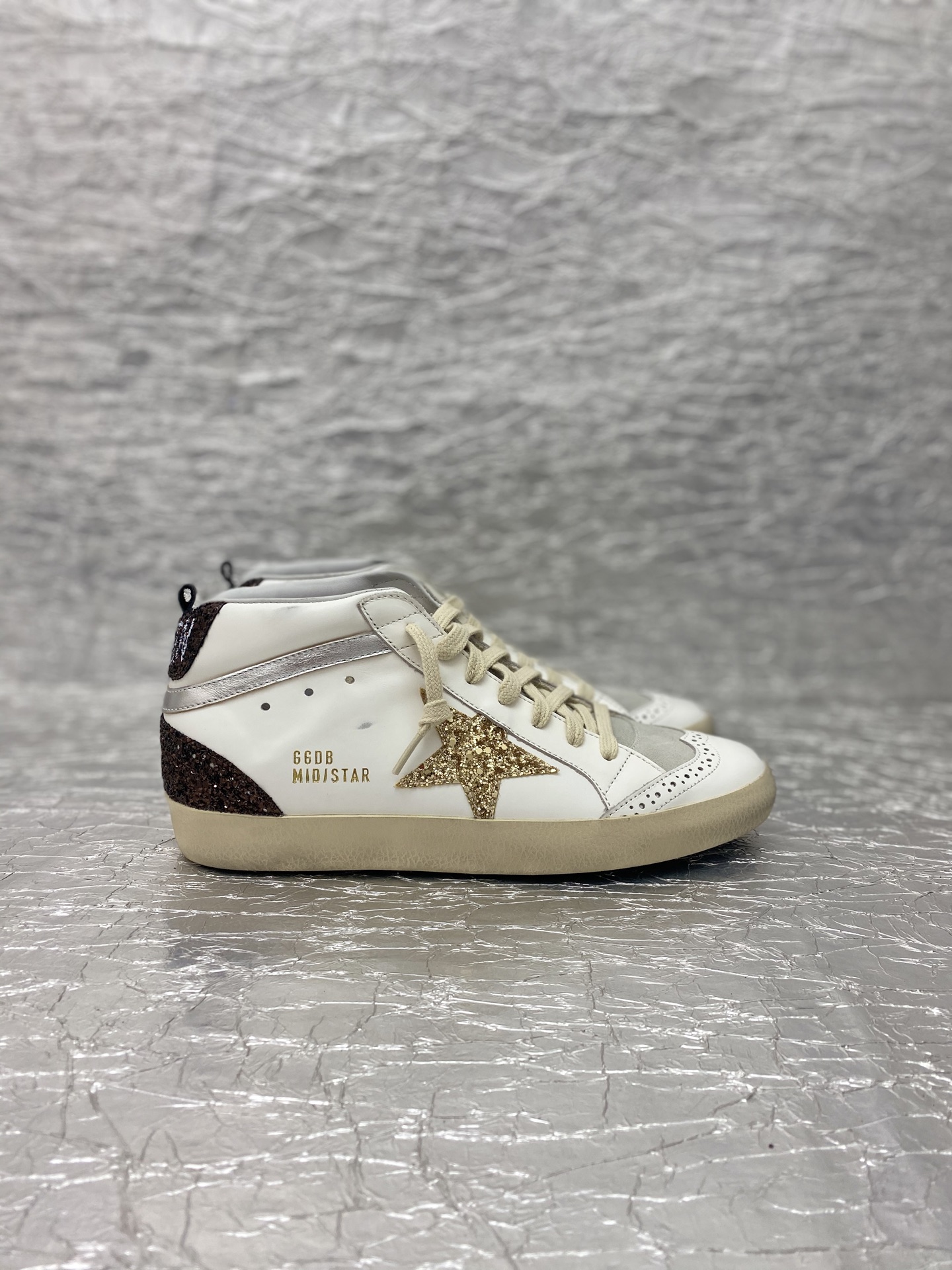 NO:760453,Golden Goose / top version of MIDSTAR small dirty shoes. Buy the latest original disassembly at the counter and create a 1:1 replica. They are handmade by old craftsmen and have a unique worn-out style. Even the soles are uninhibited and dirty. They are the favorite of celebrity bloggers. The fabric is made of original custom-made cowhide. The lining is Italian cowhide + customized original towel. Self-molded 3.5 cm latex insole + brand ventilation holes + steel stamped logo. Size: Women's: 35-41  Men's 39-45 Women's (men's), casual shoes/sports shoes, sneakers, cowhide19860909Golden Goose /顶级版MIDSTAR小脏鞋 购买专柜最新原版拆解,1:1复刻打造 老工匠纯手工制作,独特磨破做旧风格,就连鞋底也是不羁的脏,明星红人博主私搭最爱  面料采用原厂定制牛皮 内里意大利牛皮里+定制原版毛巾 自主开模3.5厘米乳胶鞋垫+品牌透气孔+钢印logo 尺码:女款:35-41 男款39-45 女款（男款）,休闲鞋/运动鞋,sneakers,cowhide,Women's Shoes