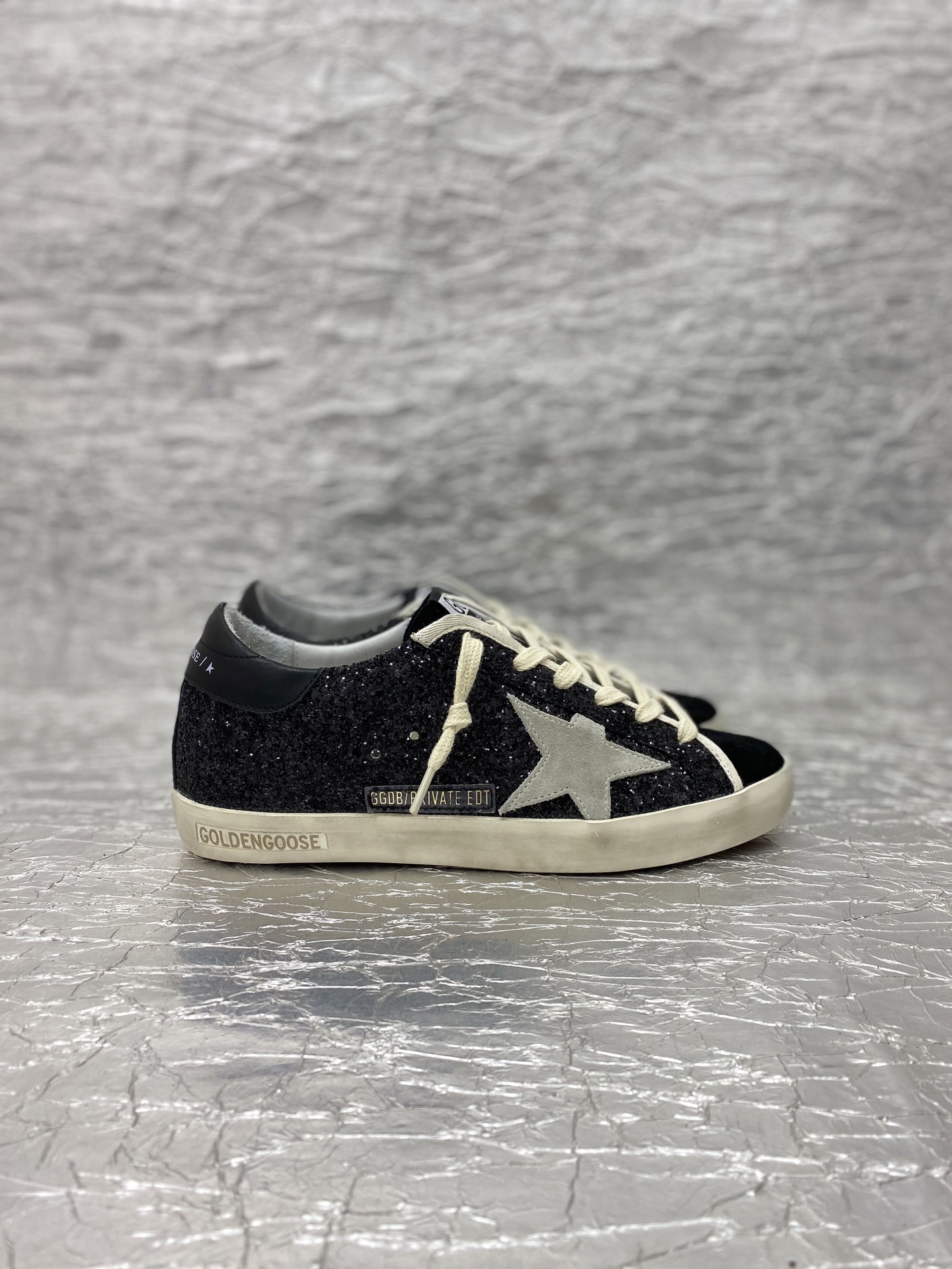 NO:760529,Golden Goose/Top version of small dirty shoes. Buy the latest original disassembly at the counter and create a 1:1 replica. They are handmade by old craftsmen and have a unique worn-out style. Even the soles are uninhibitedly dirty. They are the favorite of celebrity bloggers. The fabric is made of original custom-made cowhide. The lining is Italian cowhide + customized original towels. Self-molded 3.5cm latex insole + brand ventilation holes + steel stamped logo. Size: Women's: 35-41 Men's 39-45  Women's (men's), casual shoes/sports shoes, sneakers, cowhide19860909Golden Goose /顶级版小脏鞋 购买专柜最新原版拆解,1:1复刻打造 老工匠纯手工制作,独特磨破做旧风格,就连鞋底也是不羁的脏,明星红人博主私搭最爱  面料采用原厂定制牛皮 内里意大利牛皮里+定制原版毛巾 自主开模3.5厘米乳胶鞋垫+品牌透气孔+钢印logo 尺码:女款:35-41男款39-45 女款（男款）,休闲鞋/运动鞋,sneakers,cowhide,Women's Shoes