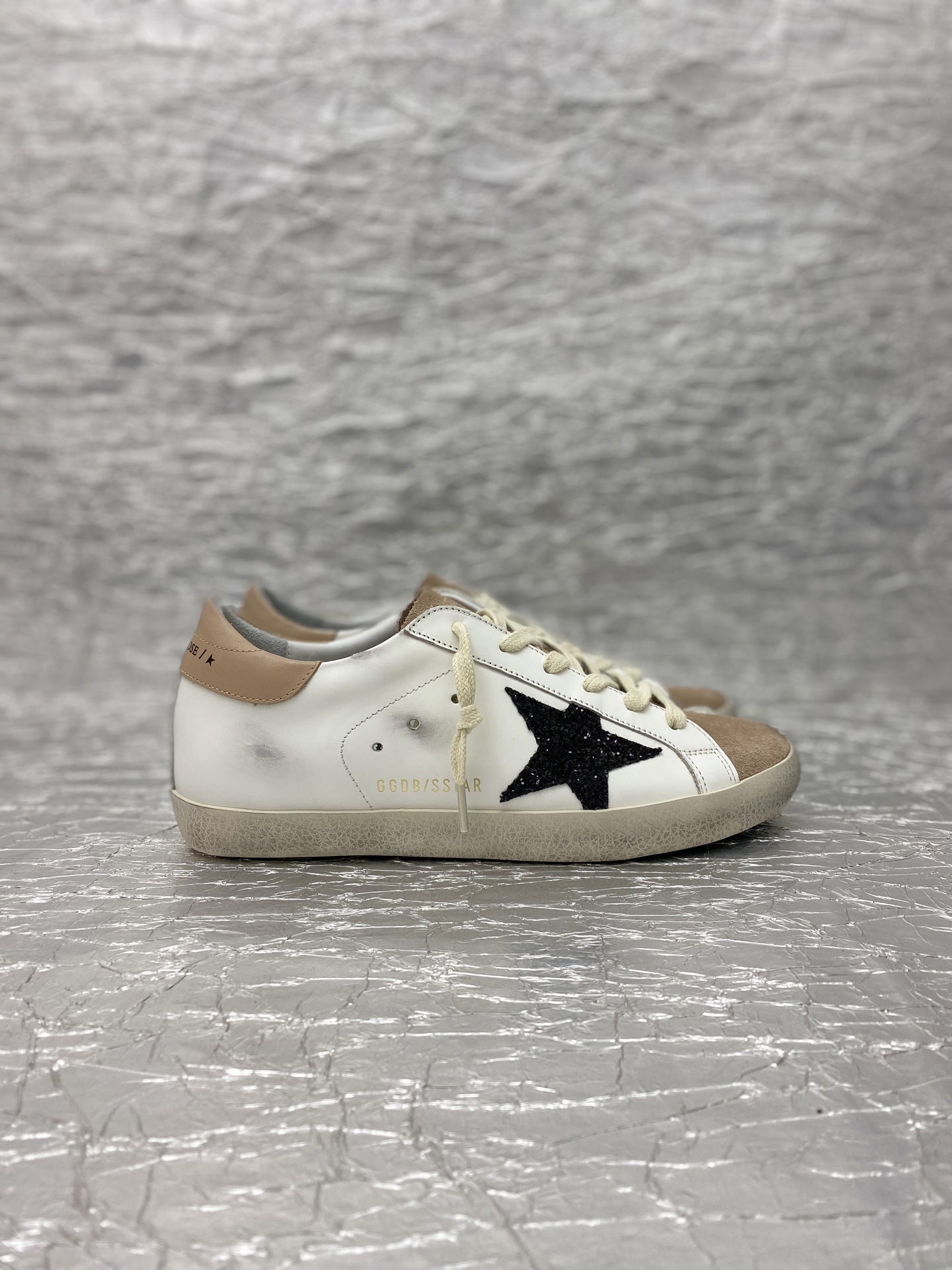 NO:760479,Golden Goose/Top version of small dirty shoes. Buy the latest original disassembly at the counter and create a 1:1 replica. They are handmade by old craftsmen and have a unique worn-out style. Even the soles are uninhibitedly dirty. They are the favorite of celebrity bloggers. The fabric is made of original custom-made cowhide. The lining is Italian cowhide + customized original towels. Self-molded 3.5cm latex insole + brand ventilation holes + steel stamped logo. Size: Women's: 35-41 Men's 39-45  Women's (men's), casual shoes/sports shoes, sneakers, cowhide19860909Golden Goose /顶级版小脏鞋 购买专柜最新原版拆解,1:1复刻打造 老工匠纯手工制作,独特磨破做旧风格,就连鞋底也是不羁的脏,明星红人博主私搭最爱  面料采用原厂定制牛皮 内里意大利牛皮里+定制原版毛巾 自主开模3.5厘米乳胶鞋垫+品牌透气孔+钢印logo 尺码:女款:35-41男款39-45 女款（男款）,休闲鞋/运动鞋,sneakers,cowhide,Women's Shoes