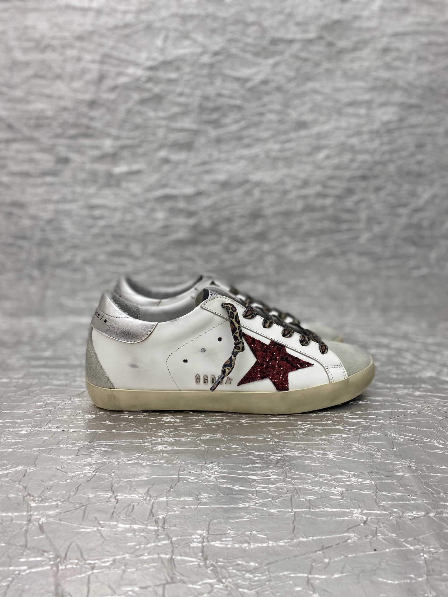 NO:760459,Golden Goose/Top version of small dirty shoes. Buy the latest original dismantling at the counter, 1:1 replica. Handmade by old craftsmen, unique worn and old style, even the soles are uninhibited and dirty. Star celebrity bloggers like it for personal wear. The fabric is made of original custom-made cowhide. Italian cowhide lining + customized original towel. Self-molded 3.5cm latex insole + brand breathable holes + steel stamped logo. Size: Women's: 35-41 Men's 39-45  Women's (men's), casual shoes/sports shoes, sneakers, cowhide19860909Golden Goose /顶级版小脏鞋 购买专柜最新原版拆解,1:1复刻打造 老工匠纯手工制作,独特磨破做旧风格,就连鞋底也是不羁的脏,明星红人博主私搭最爱  面料采用原厂定制牛皮 内里意大利牛皮里+定制原版毛巾 自主开模3.5厘米乳胶鞋垫+品牌透气孔+钢印logo 尺码:女款:35-41 男款39-45 女款（男款）,休闲鞋/运动鞋,sneakers,cowhide,Women's Shoes