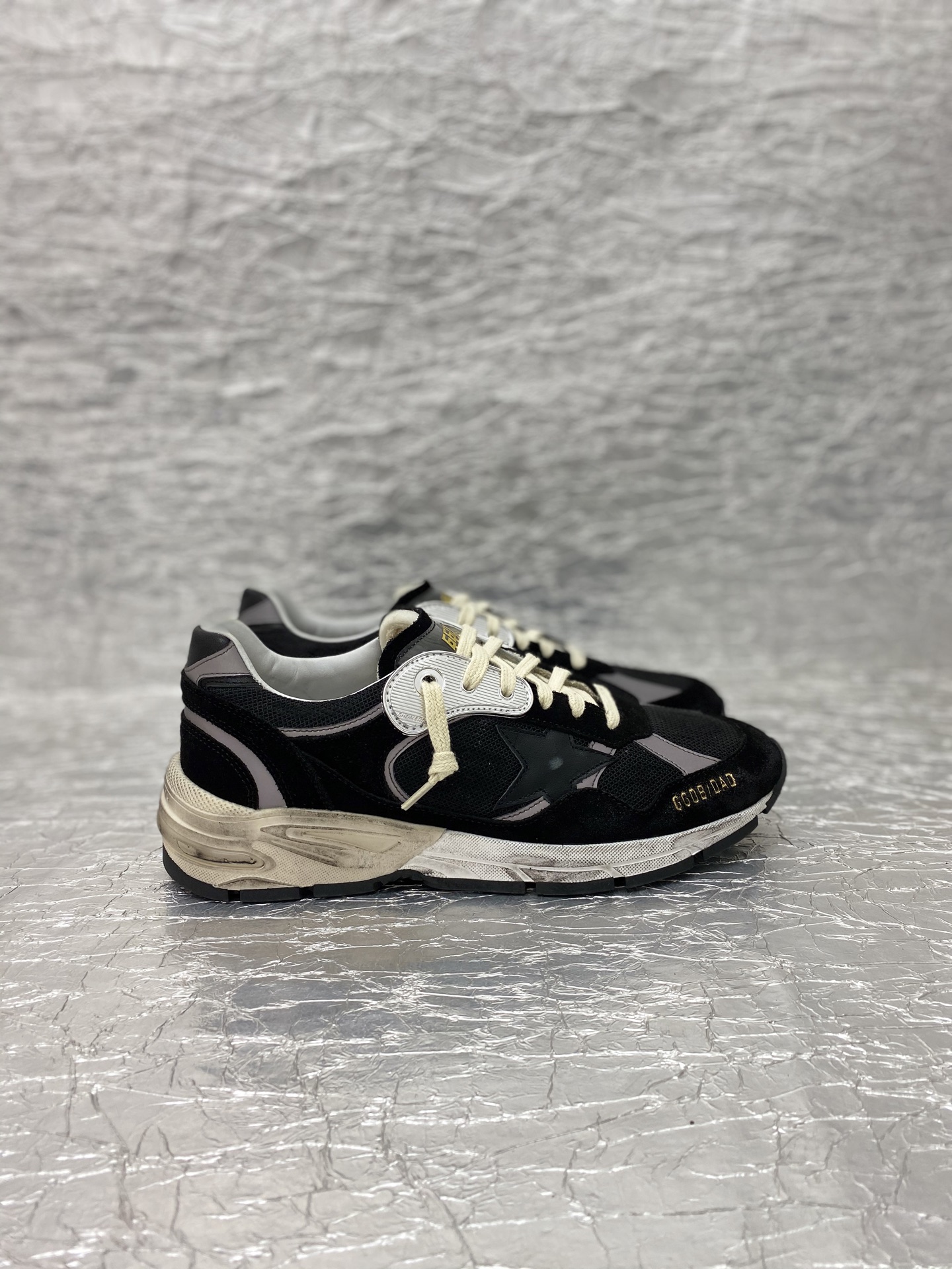 NO:760422,Golden Goose / top version of DAD-STAR small dirty shoes. Buy the latest original disassembly at the counter and create a 1:1 replica. They are handmade by old craftsmen, with a unique worn-out style. Even the soles are uninhibitedly dirty. They are the favorite of celebrity bloggers. The fabric is made of original custom cowhide. The lining is Italian cowhide + customized original towel. Self-molded 2.0 cm latex insole + brand ventilation holes + steel stamped logo.  Size: Women's: 35-41 Men's 39-45 Women's (men's), casual shoes/sports shoes, sneakers, cowhide19860909Golden Goose /顶级版DAD-STAR小脏鞋 购买专柜最新原版拆解,1:1复刻打造 老工匠纯手工制作,独特磨破做旧风格,就连鞋底也是不羁的脏,明星红人博主私搭最爱  面料采用原厂定制牛皮 内里意大利牛皮里+定制原版毛巾 自主开模2.0厘米乳胶鞋垫+品牌透气孔+钢印logo 尺码:女款:35-41男款39-45 女款（男款）,休闲鞋/运动鞋,sneakers,cowhide,Women's Shoes