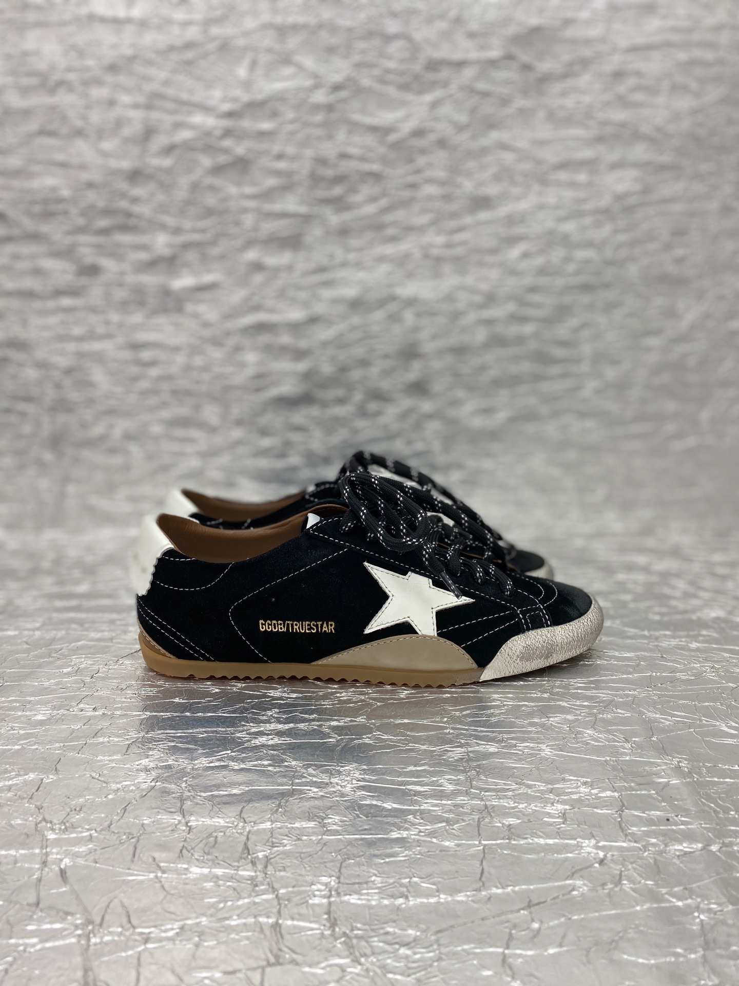 NO:760446,Golden Goose/Top version of TRUE-STAR small dirty shoes. Buy the latest original disassembly at the counter and create a 1:1 replica. They are handmade by old craftsmen and have a unique worn-out style. Even the soles are uninhibitedly dirty. They are the favorite of celebrities and bloggers. The fabric is made of original custom-made cowhide. The lining is Italian cowhide + customized original towels. Self-molded 2.5 cm latex insoles + brand ventilation holes + steel stamped logo. Size: Women's: 34-41  Men's 39-45 Women's (men's), casual shoes/sports shoes, sneakers, cowhide19860909Golden Goose /顶级版TRUE-STAR小脏鞋 购买专柜最新原版拆解,1:1复刻打造 老工匠纯手工制作,独特磨破做旧风格,就连鞋底也是不羁的脏,明星红人博主私搭最爱  面料采用原厂定制牛皮 内里意大利牛皮里+定制原版毛巾 自主开模2.5厘米乳胶鞋垫+品牌透气孔+钢印logo 尺码:女款:34-41 男款39-45 女款（男款）,休闲鞋/运动鞋,sneakers,cowhide,Women's Shoes