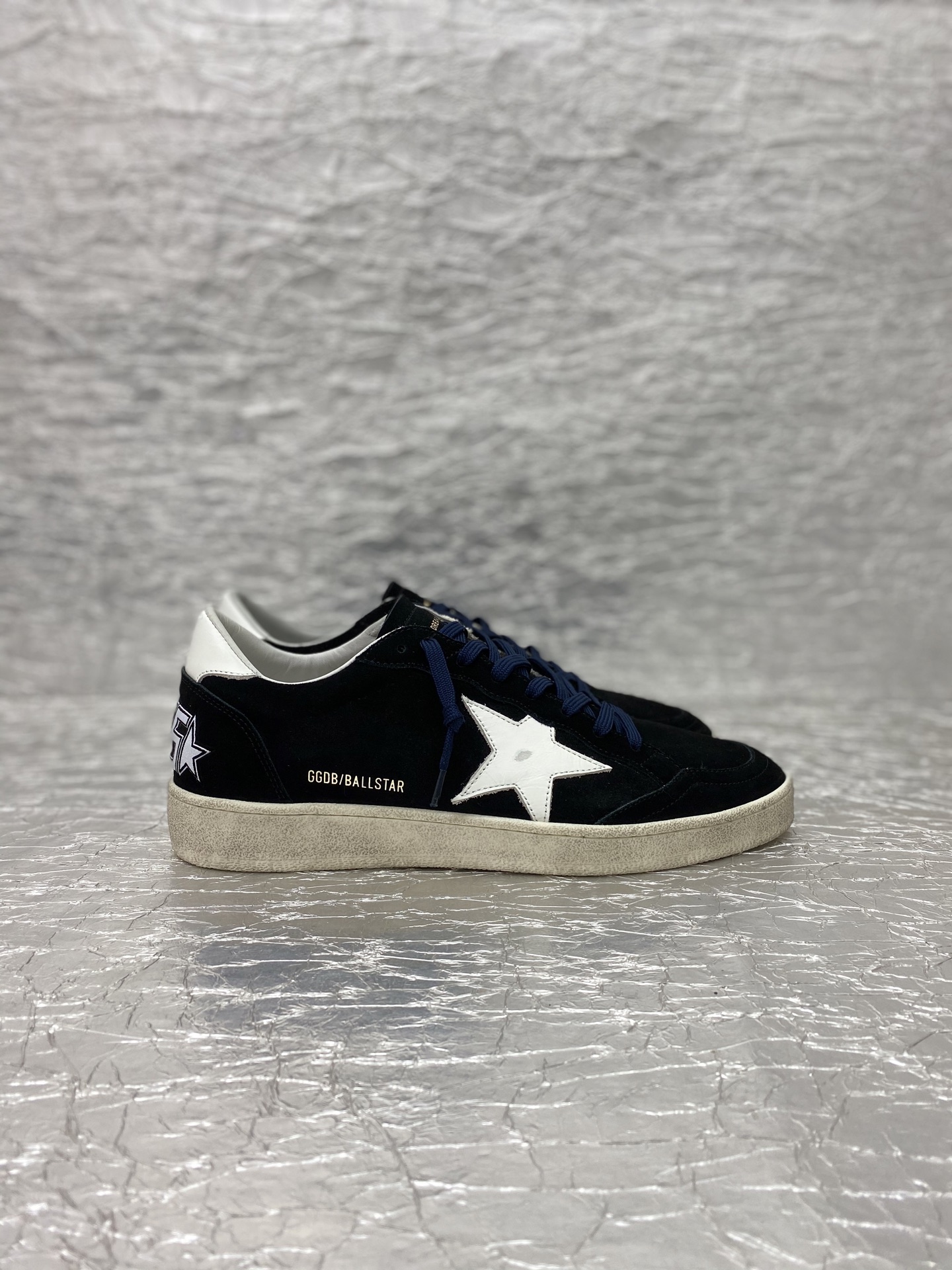 NO:760430,Golden Goose / top version of BALLSTAR small dirty shoes. Buy the latest original disassembly at the counter and create a 1:1 replica. They are handmade by old craftsmen, with a unique worn-out style. Even the soles are uninhibitedly dirty. They are the favorite of celebrities and bloggers. The fabric is made of original custom cowhide. The lining is Italian cowhide + customized original towel. Self-molded 2.5cm latex insole + brand ventilation holes + steel stamped logo. Size: Women's: 35-41  Men's 39-45 Women's (men's), casual shoes/sports shoes, sneakers, cowhide19860909Golden Goose /顶级版BALLSTAR小脏鞋 购买专柜最新原版拆解,1:1复刻打造 老工匠纯手工制作,独特磨破做旧风格,就连鞋底也是不羁的脏,明星红人博主私搭最爱  面料采用原厂定制牛皮 内里意大利牛皮里+定制原版毛巾 自主开模2.5厘米乳胶鞋垫+品牌透气孔+钢印logo 尺码:女款:35-41 男款39-45 女款（男款）,休闲鞋/运动鞋,sneakers,cowhide,Women's Shoes