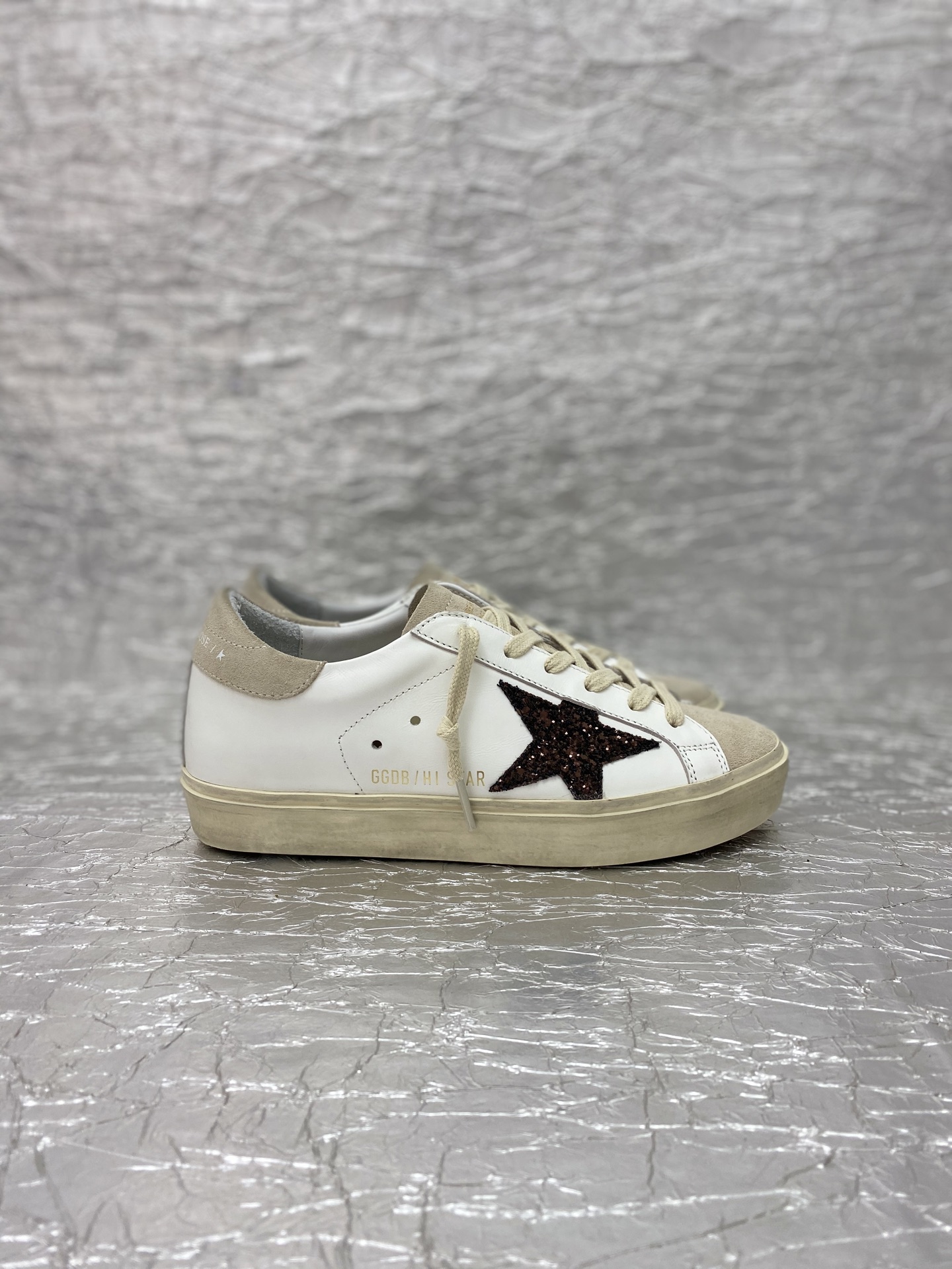 NO:782265,Golden Goose/Top version of small dirty shoes thick-soled series. Buy the latest original disassembly at the counter and create a 1:1 replica. Handmade by old craftsmen, with a unique worn-out style. Even the soles are uninhibitedly dirty. Celebrities and celebrity bloggers love it for personal wear. The fabric is made of original custom-made cowhide. The lining is Italian cowhide + customized original towel. Self-molded 3.5 cm latex insole + brand ventilation holes + steel stamped logo.  Size: Women's: 35-41 Men's 39-45: Women's (men's), casual shoes/sports shoes, sneakers, cowhide19860909Golden Goose /顶级版小脏鞋厚底系列 购买专柜最新原版拆解,1:1复刻打造 老工匠纯手工制作,独特磨破做旧风格,就连鞋底也是不羁的脏,明星红人博主私搭最爱  面料采用原厂定制牛皮 内里意大利牛皮里+定制原版毛巾 自主开模3.5厘米乳胶鞋垫+品牌透气孔+钢印logo 尺码:女款:35-41男款39-45 :女款（男款）,休闲鞋/运动鞋,sneakers,cowhide,Women's Shoes
