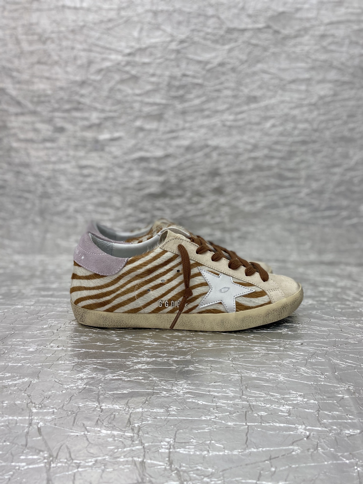 NO:782277,Golden Goose/Top version of SUPER-STAR small dirty shoes. Buy the latest original disassembly at the counter, 1:1 replica. Handmade by old craftsmen, unique worn and old style, even the soles are uninhibited and dirty. Star celebrity bloggers like it for personal wear. The fabric is made of horse hair, Italian cowhide lining + customized original towel. Self-molded 3.5 cm latex insole + brand breathable holes + steel stamped logo. Size: Women's: 35-41  Men's model: 39-47: Women's model 35-41#: Men's model 39-45#: Men's model 46-47#, casual shoes/sports shoes, sneakers, cowhide19860909Golden Goose /顶级版SUPER-STAR小脏鞋 购买专柜最新原版拆解,1:1复刻打造 老工匠纯手工制作,独特磨破做旧风格,就连鞋底也是不羁的脏,明星红人博主私搭最爱  面料采用马毛 内里意大利牛皮里+定制原版毛巾 自主开模3.5厘米乳胶鞋垫+品牌透气孔+钢印logo 尺码:女款:35-41 男款:39-47 :女款35-41# :男款39-45# :男款46-47#,休闲鞋/运动鞋,sneakers,cowhide,Women's Shoes
