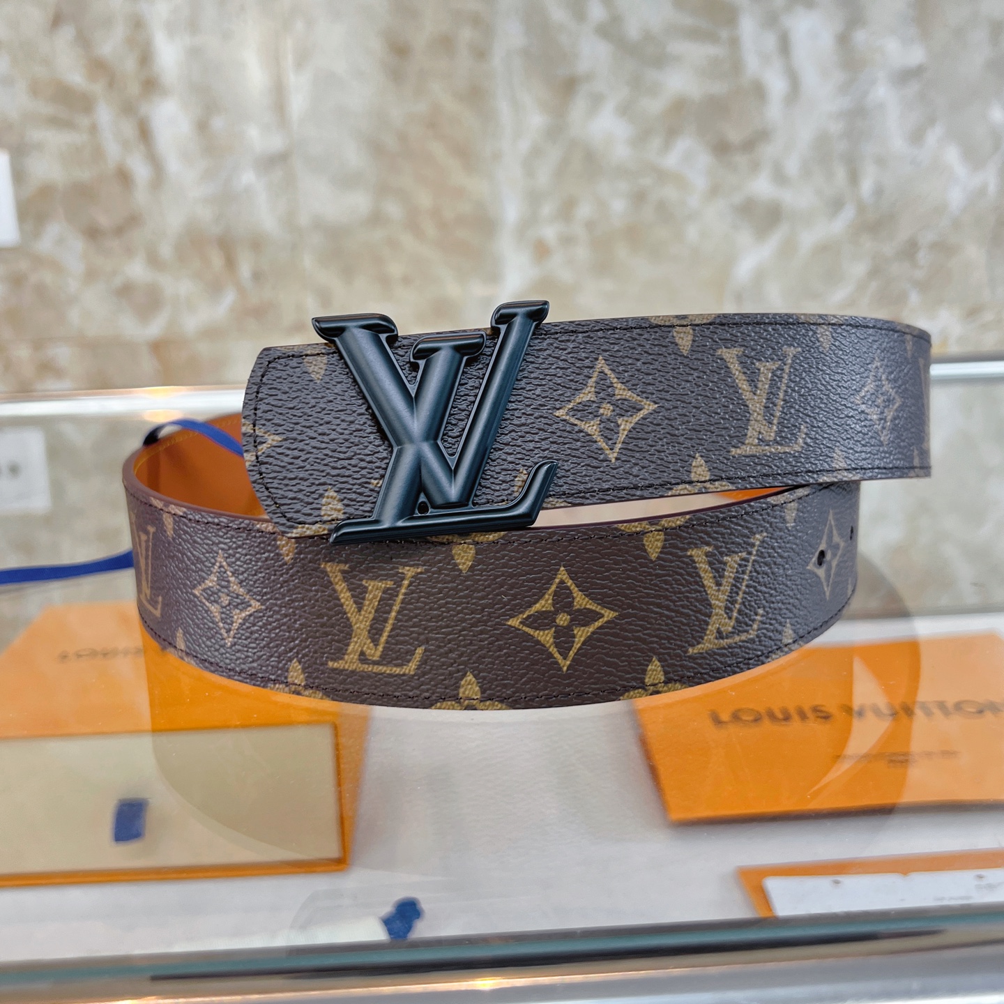  路易威登·LV
全套包装 40mm宽度 正品一体铸造五金钢扣，原厂皮料 双面原厂定制面料，！区别市场货