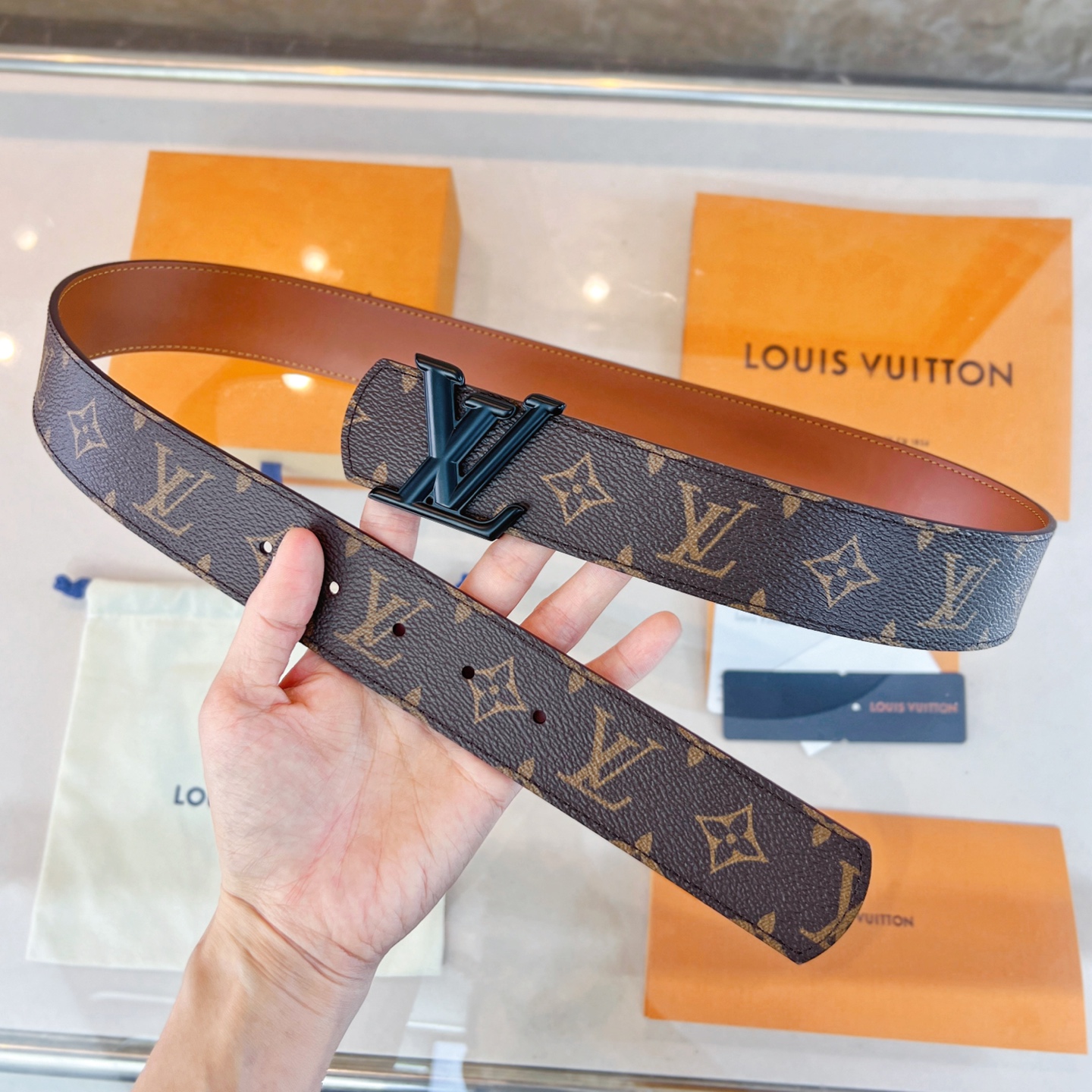  路易威登·LV
全套包装 40mm宽度 正品一体铸造五金钢扣，原厂皮料 双面原厂定制面料，！区别市场货
