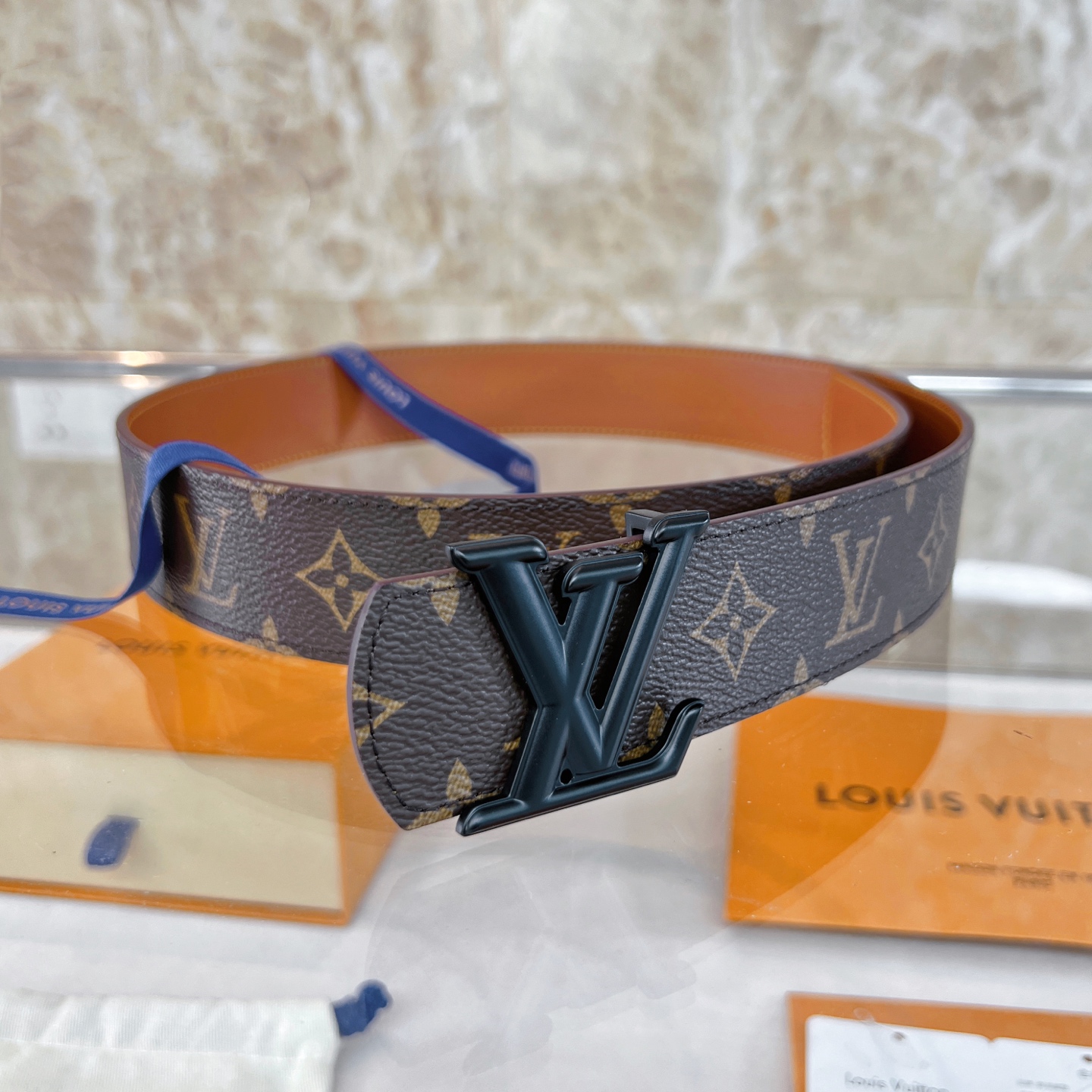  路易威登·LV
全套包装 40mm宽度 正品一体铸造五金钢扣，原厂皮料 双面原厂定制面料，！区别市场货