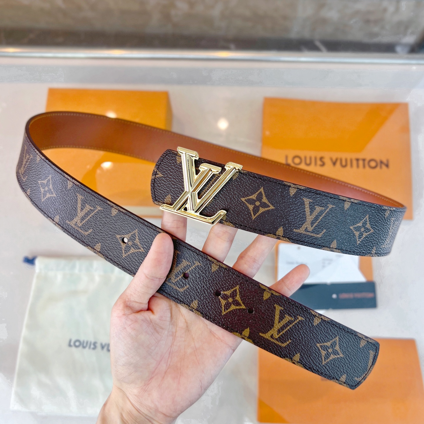  路易威登·LV
全套包装 40mm宽度 正品一体铸造五金钢扣，原厂皮料 双面原厂定制面料，！区别市场货