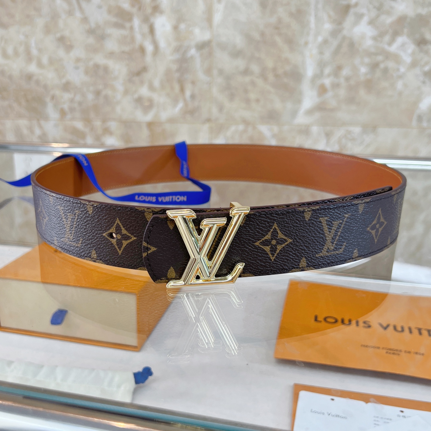  路易威登·LV
全套包装 40mm宽度 正品一体铸造五金钢扣，原厂皮料 双面原厂定制面料，！区别市场货