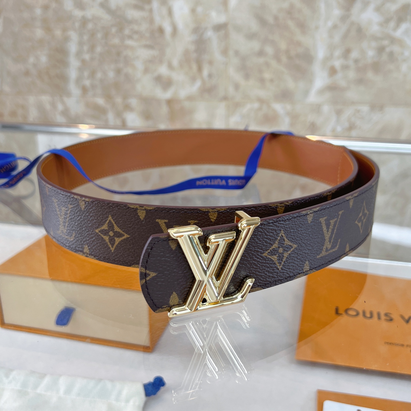  路易威登·LV
全套包装 40mm宽度 正品一体铸造五金钢扣，原厂皮料 双面原厂定制面料，！区别市场货