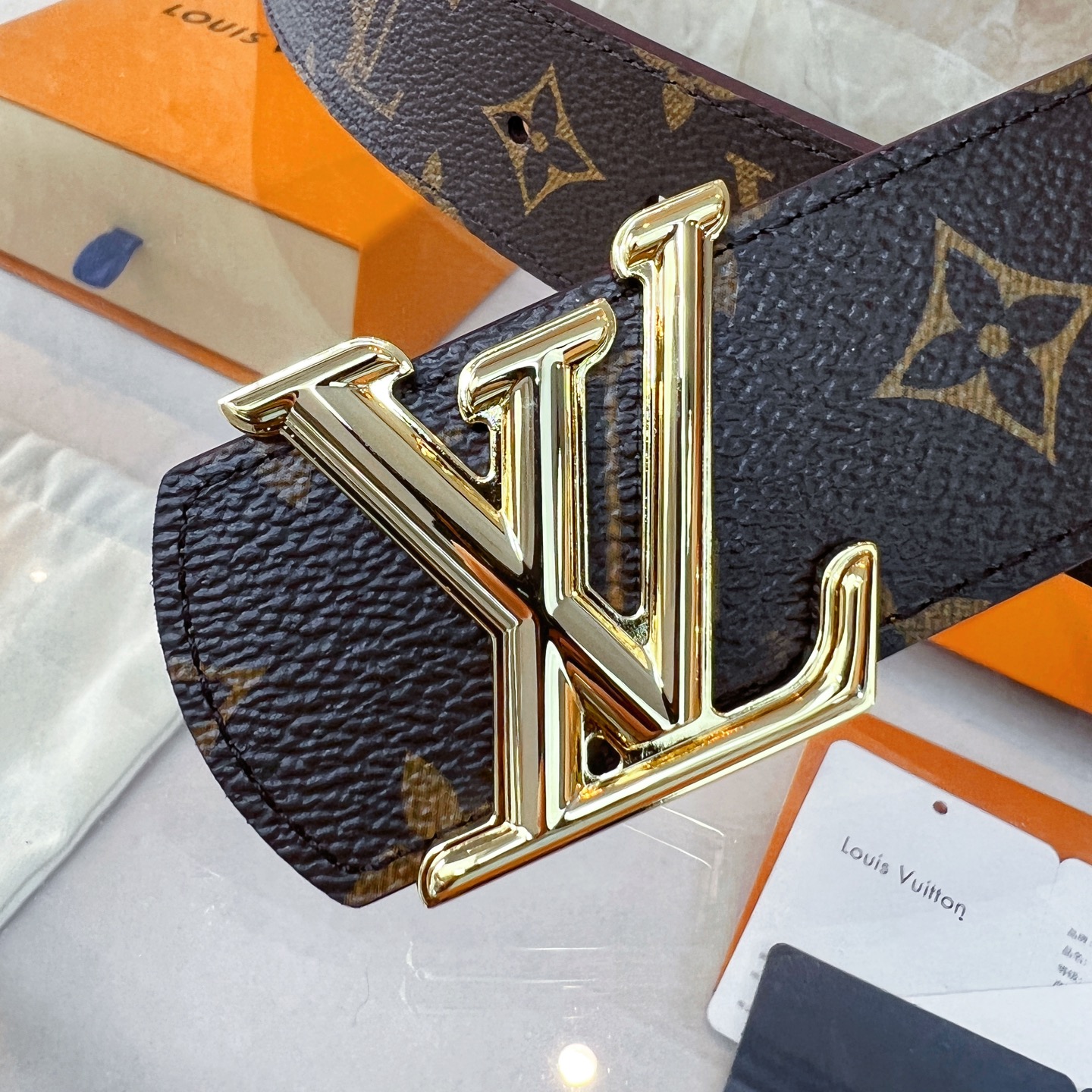  路易威登·LV
全套包装 40mm宽度 正品一体铸造五金钢扣，原厂皮料 双面原厂定制面料，！区别市场货