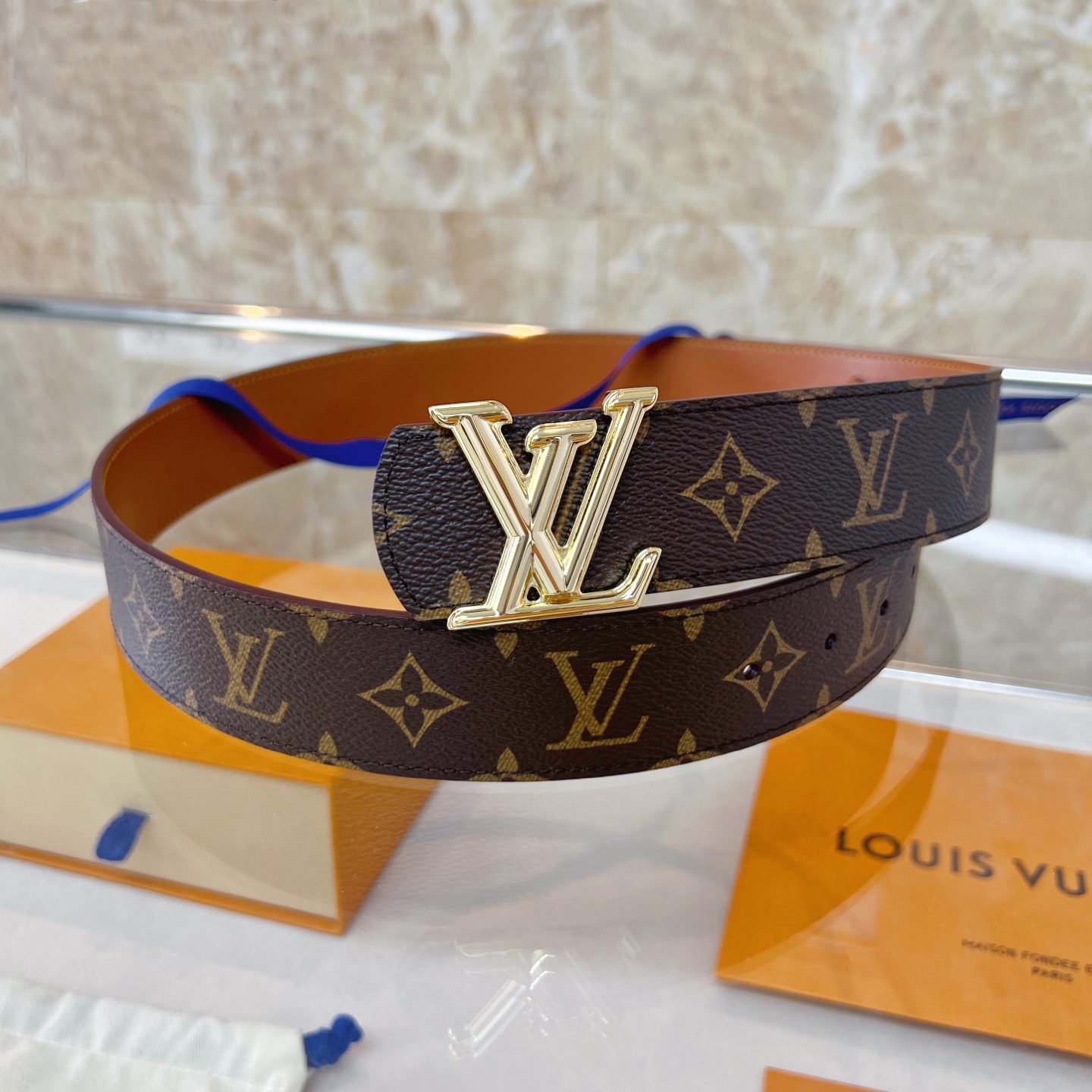  路易威登·LV
全套包装 40mm宽度 正品一体铸造五金钢扣，原厂皮料 双面原厂定制面料，！区别市场货