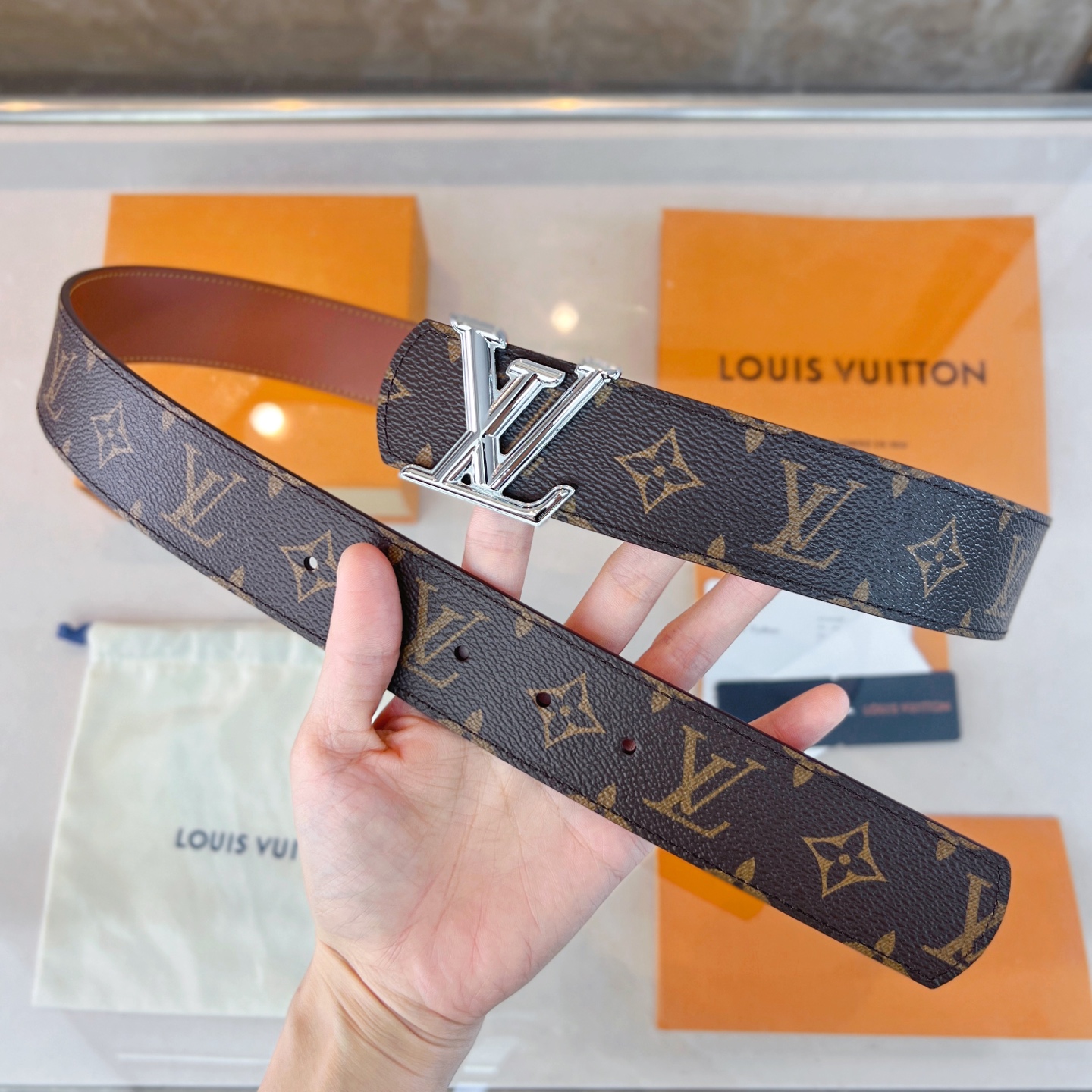  路易威登·LV
全套包装 40mm宽度 正品一体铸造五金钢扣，原厂皮料 双面原厂定制面料，！区别市场货