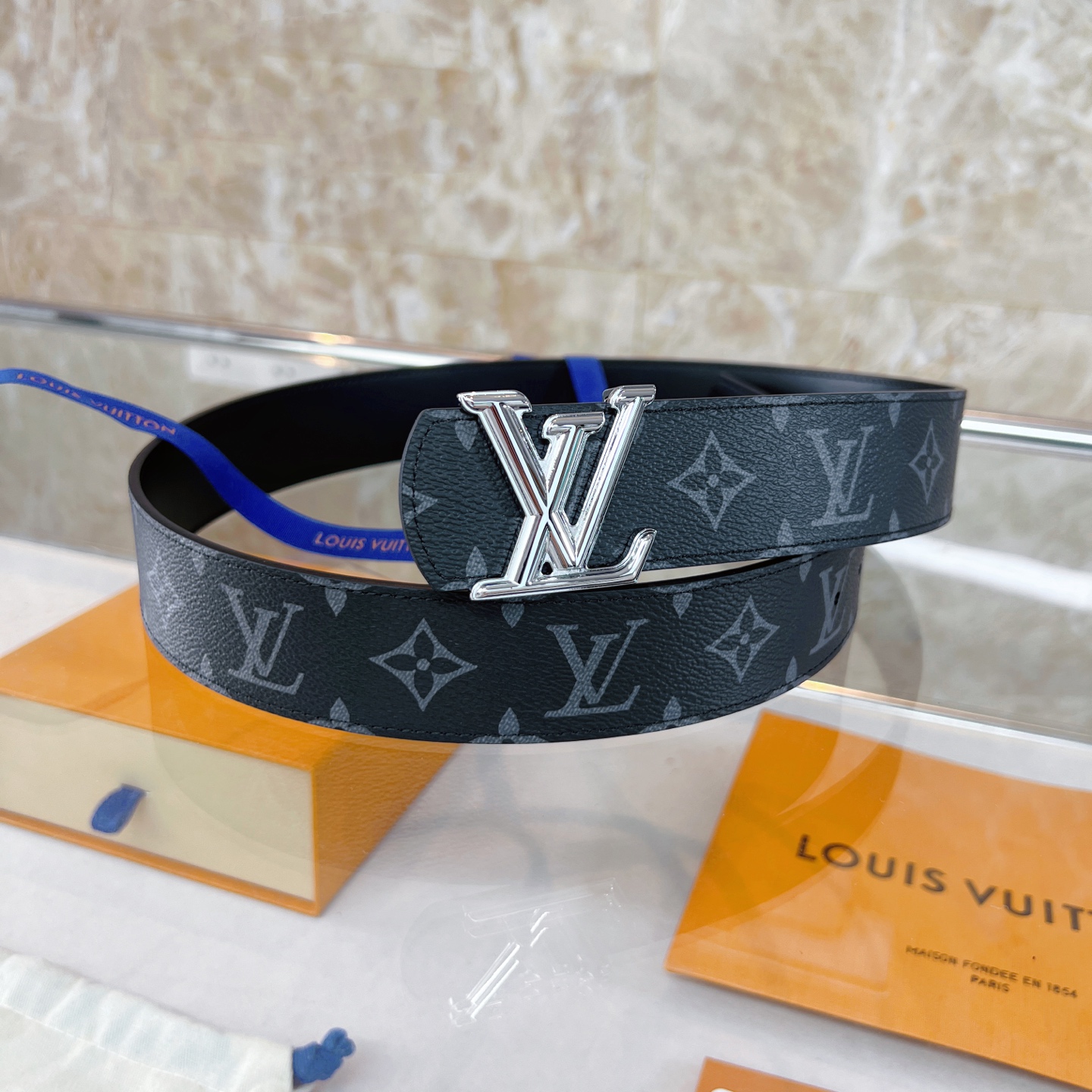  路易威登·LV
全套包装 40mm宽度 正品一体铸造五金钢扣，原厂皮料 双面原厂定制面料，！区别市场货