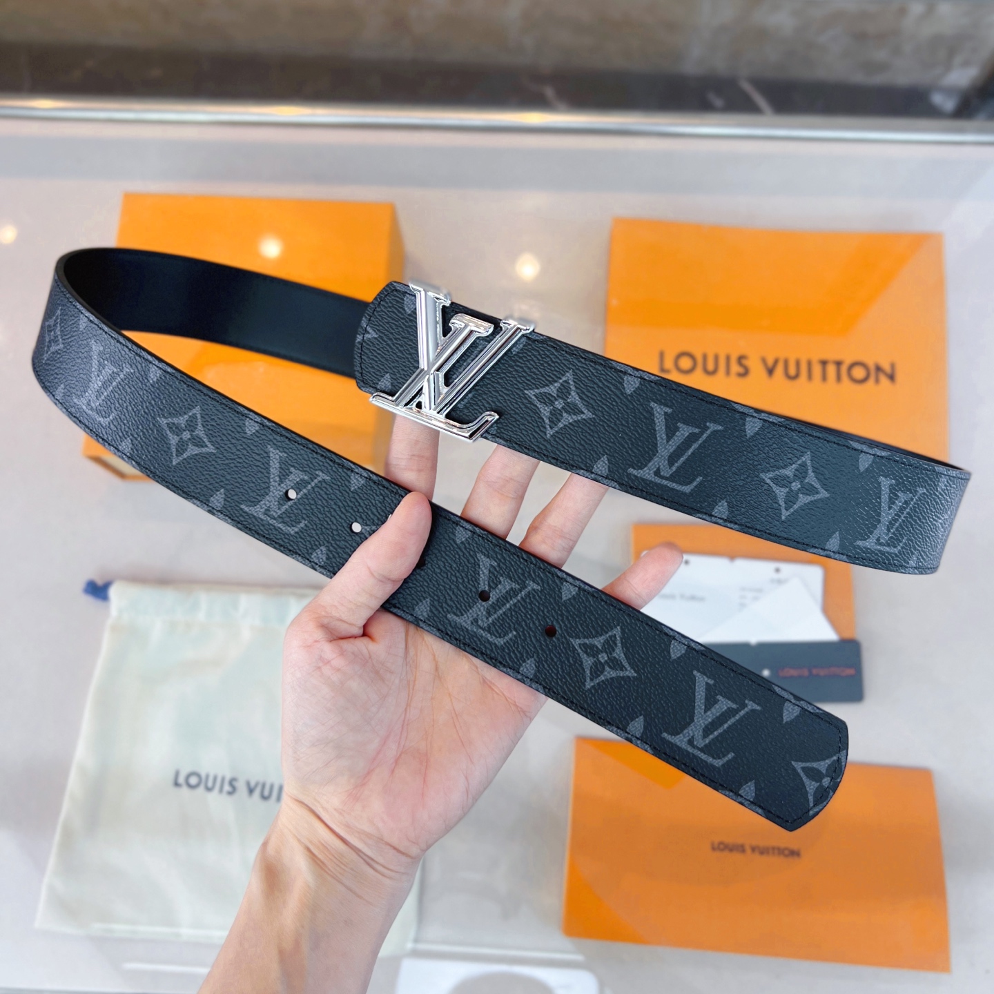  路易威登·LV
全套包装 40mm宽度 正品一体铸造五金钢扣，原厂皮料 双面原厂定制面料，！区别市场货