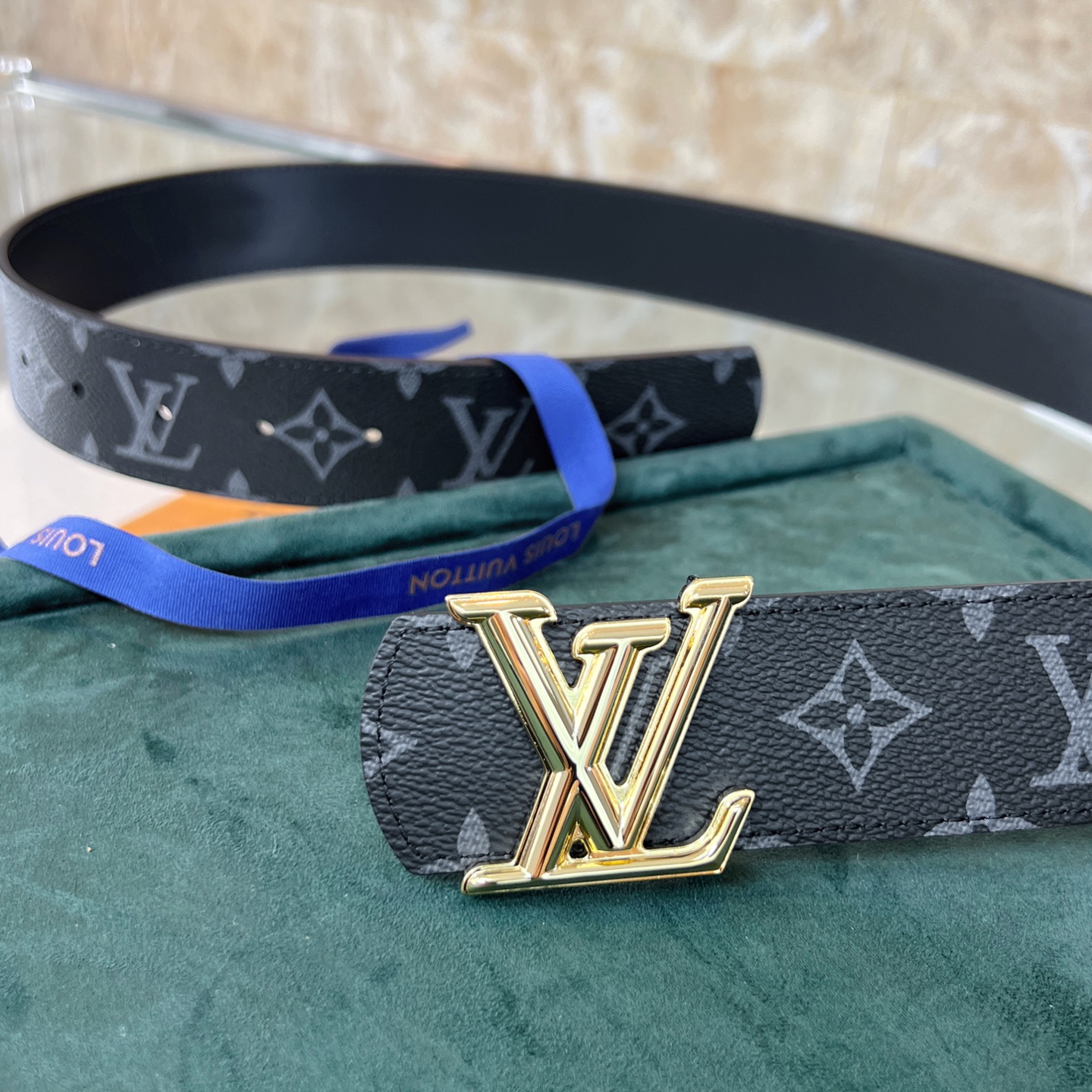  路易威登·LV
全套包装 40mm宽度 正品一体铸造五金钢扣，原厂皮料 双面原厂定制面料，！区别市场货