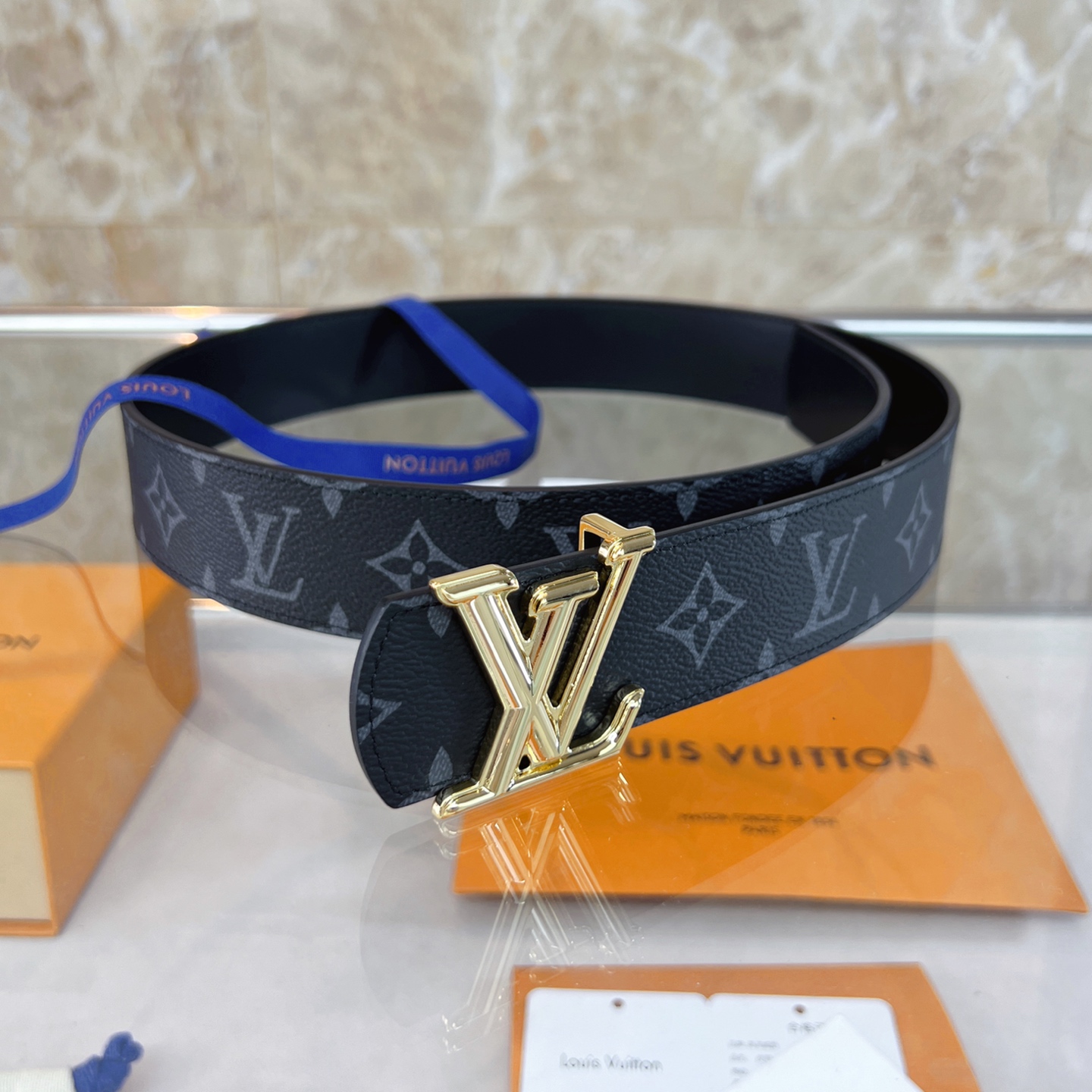 路易威登·LV
全套包装 40mm宽度 正品一体铸造五金钢扣，原厂皮料 双面原厂定制面料，！区别市场货
