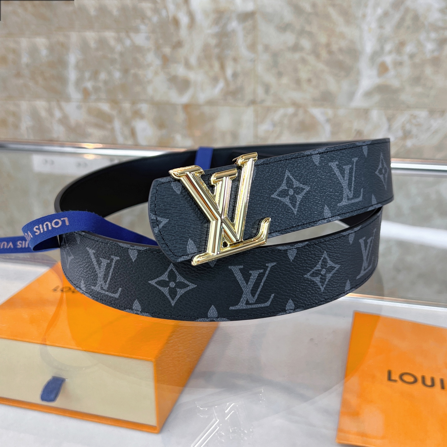  路易威登·LV
全套包装 40mm宽度 正品一体铸造五金钢扣，原厂皮料 双面原厂定制面料，！区别市场货