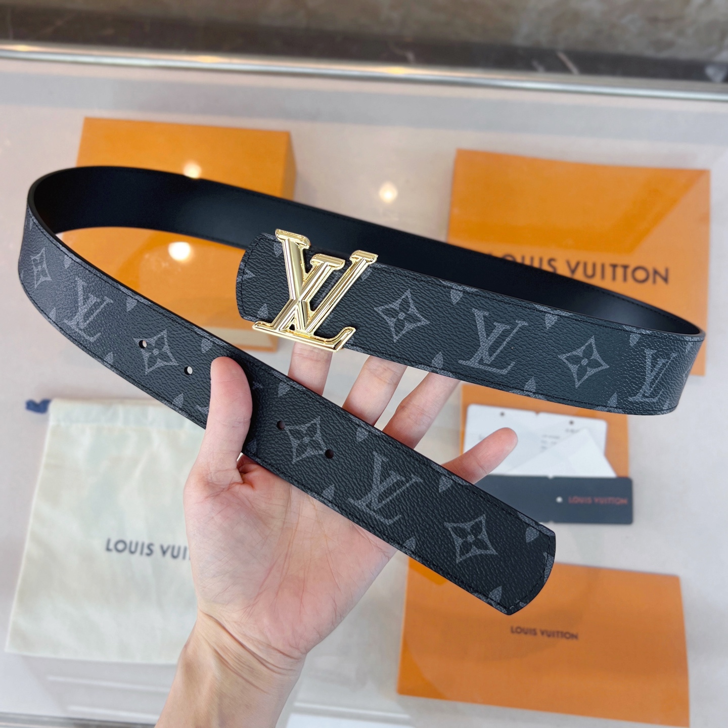  路易威登·LV
全套包装 40mm宽度 正品一体铸造五金钢扣，原厂皮料 双面原厂定制面料，！区别市场货