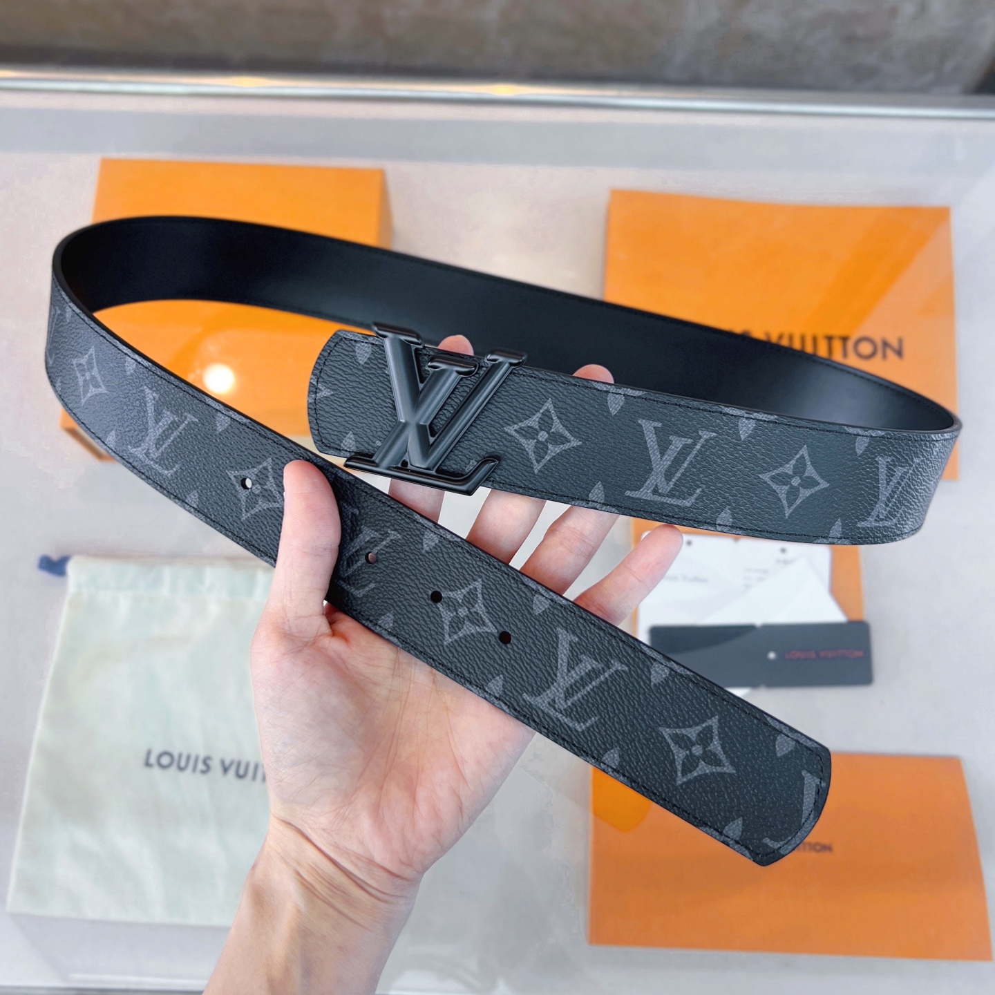  路易威登·LV
全套包装 40mm宽度 正品一体铸造五金钢扣，原厂皮料 双面原厂定制面料，！区别市场货
