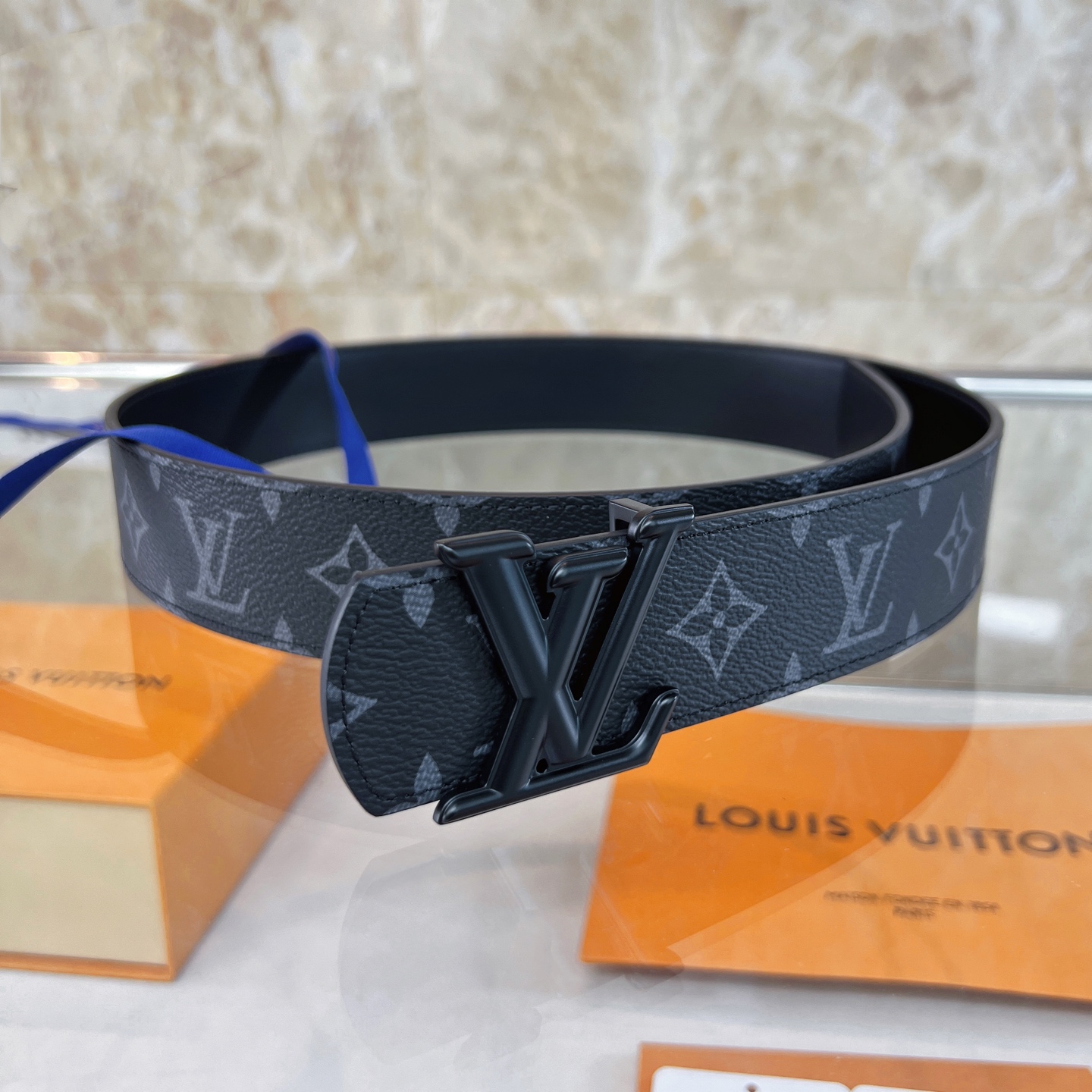  路易威登·LV
全套包装 40mm宽度 正品一体铸造五金钢扣，原厂皮料 双面原厂定制面料，！区别市场货