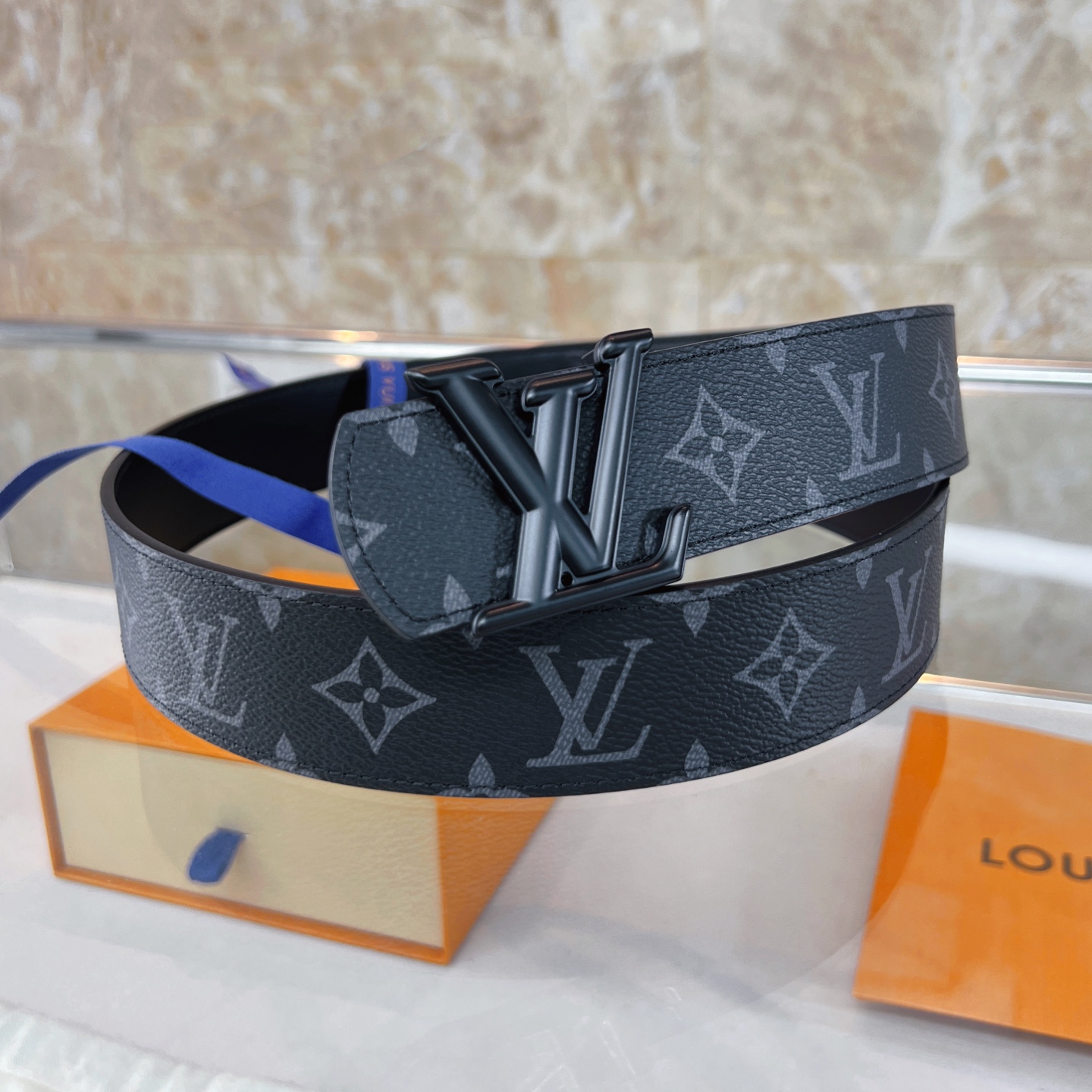  路易威登·LV
全套包装 40mm宽度 正品一体铸造五金钢扣，原厂皮料 双面原厂定制面料，！区别市场货